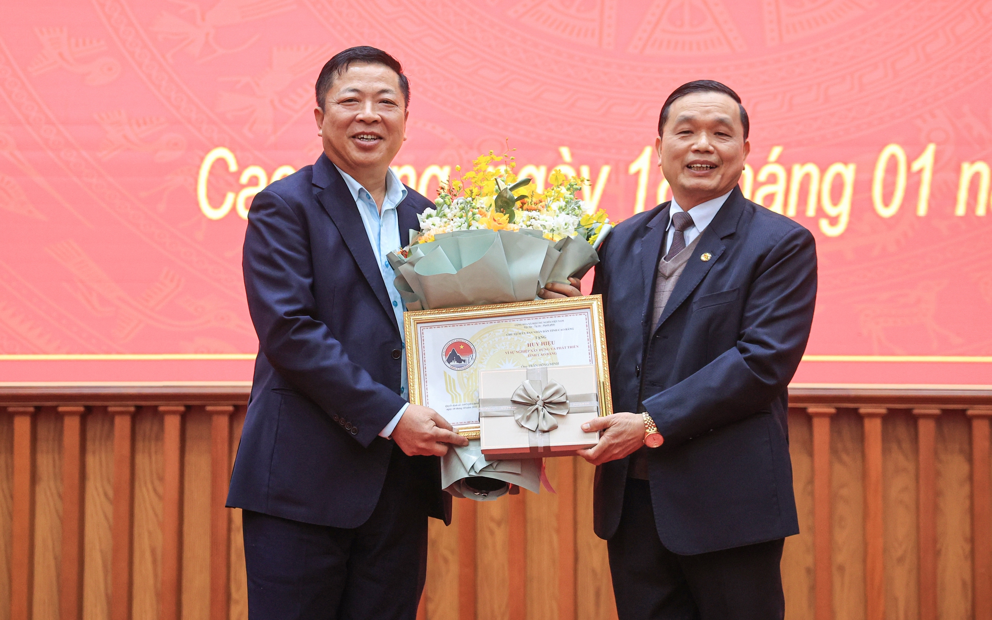 Bộ trưởng Trần Hồng Minh nhận Huy hiệu 'V&igrave; sự nghiệp x&acirc;y dựng v&agrave; ph&aacute;t triển tỉnh Cao Bằng'