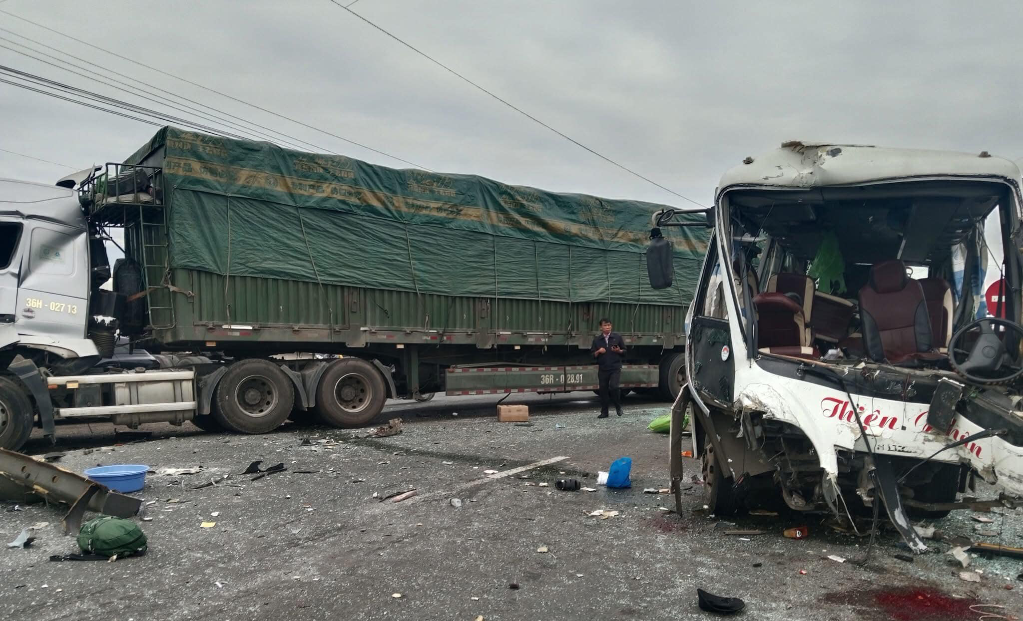 8 nạn nh&acirc;n vụ tai nạn li&ecirc;n ho&agrave;n tr&ecirc;n quốc lộ 1 đang được cấp cứu- Ảnh 1.