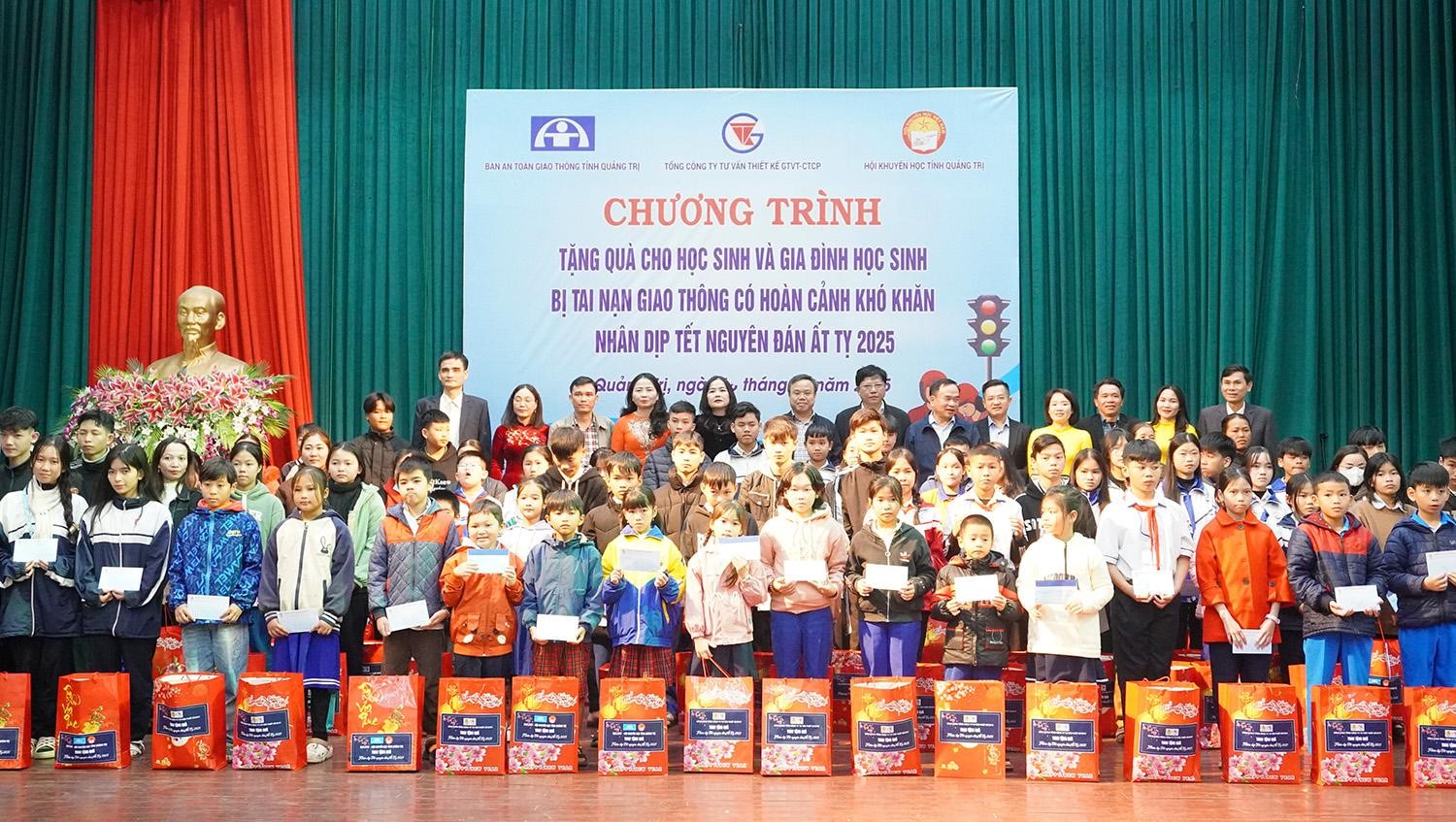 Tặng qu&agrave; Tết cho học sinh, gia đ&igrave;nh bị TNGT ho&agrave;n cảnh kh&oacute; khăn ở Quảng Trị- Ảnh 1.