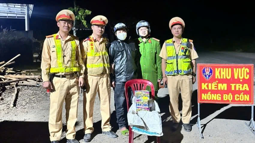 CSGT kiểm tra nồng độ cồn, ph&aacute;t hiện đối tượng chở ph&aacute;o lậu- Ảnh 1.