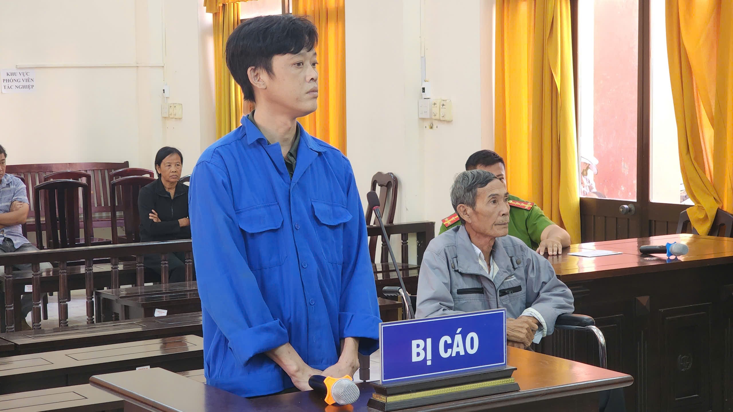 Giữ súng làm kỷ niệm, cựu trưởng ấp cùng con trai lĩnh án- Ảnh 1. Giữ súng làm kỷ niệm, cựu trưởng ấp cùng con trai lĩnh án- Ảnh 1.