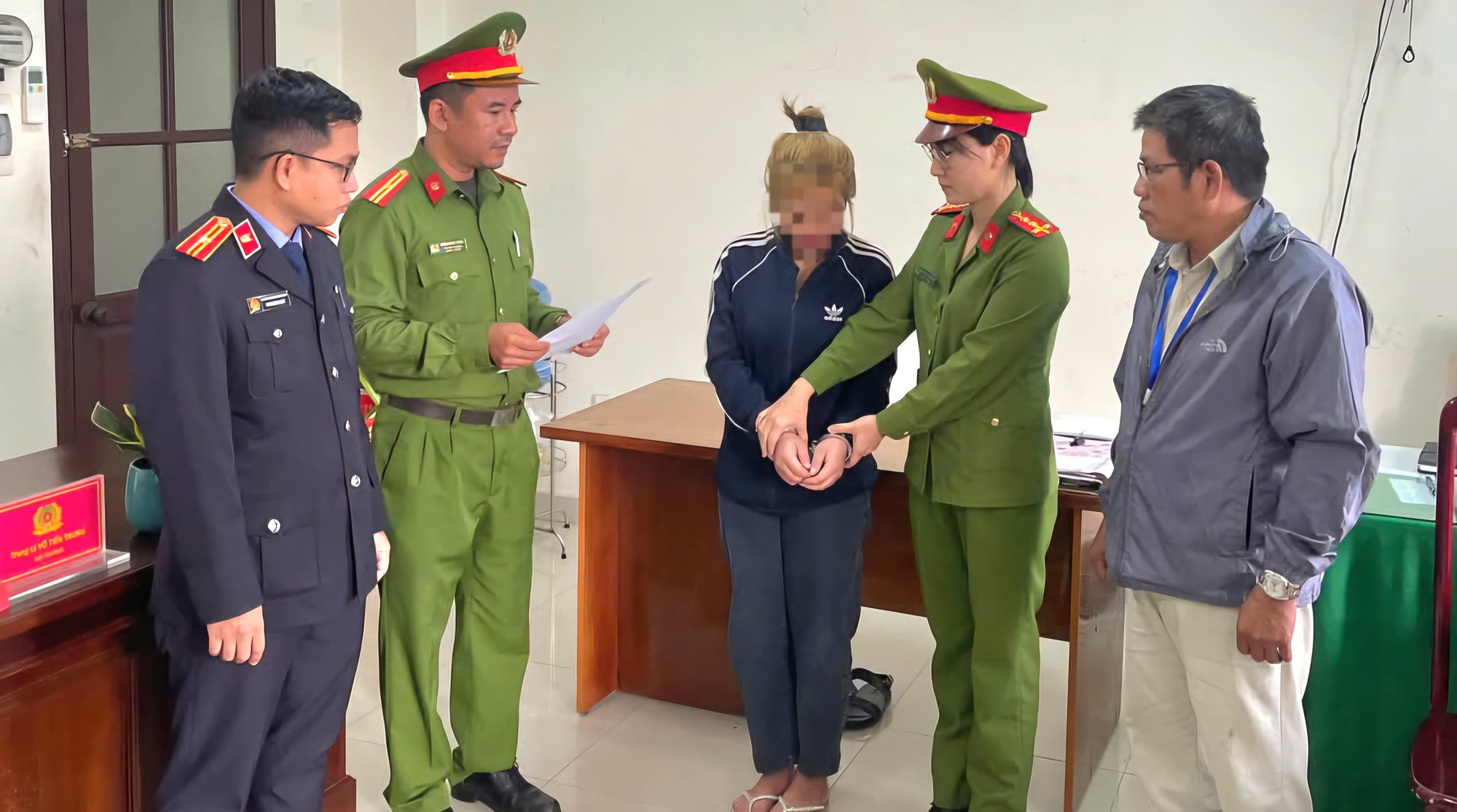 Khởi tố nh&oacute;m thanh ni&ecirc;n mang bom xăng g&acirc;y rối trật tự ở Hội An- Ảnh 1.