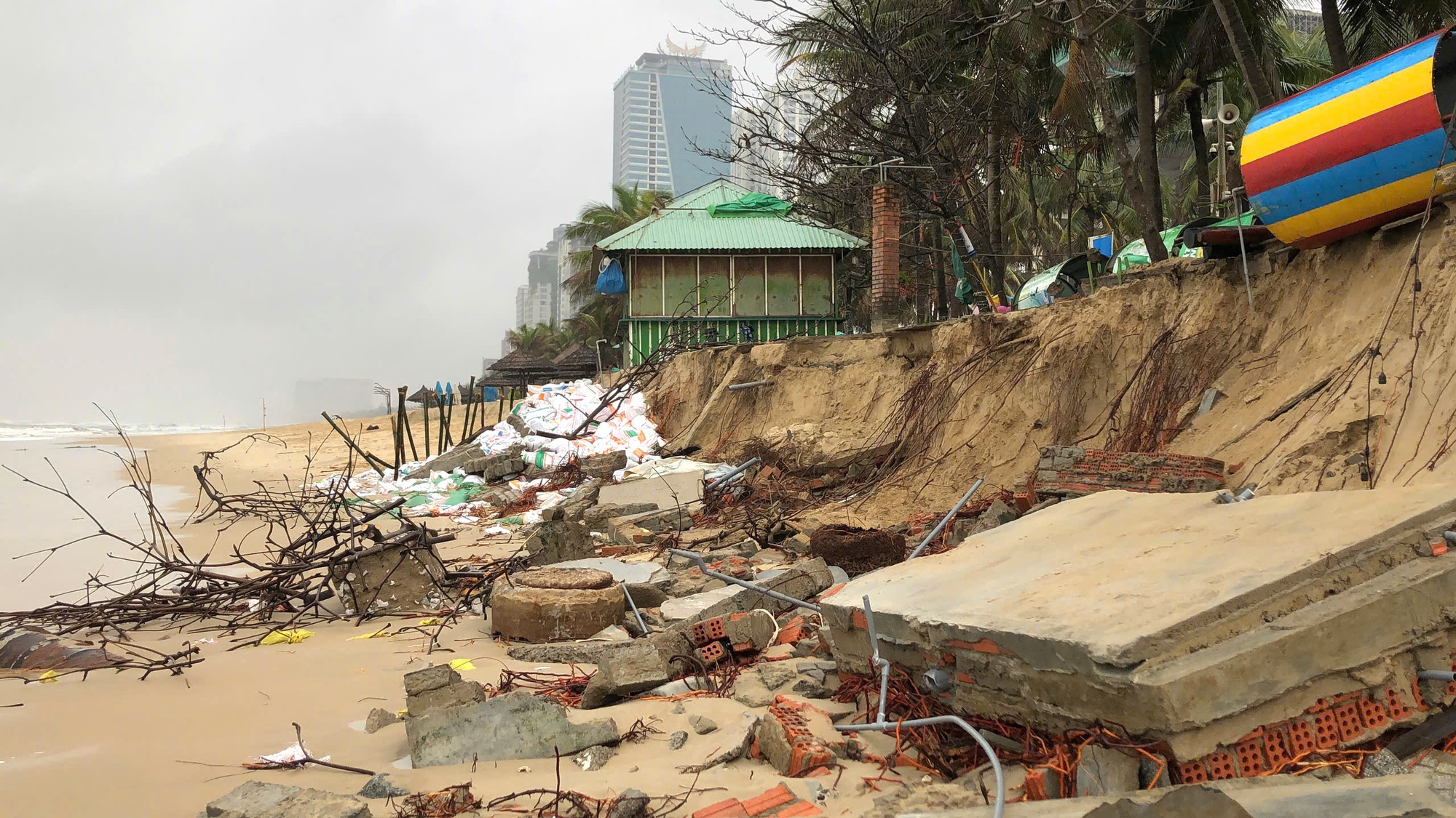 H&agrave;ng trăm người dựng k&egrave; ngăn sạt lở "b&atilde;i biển quyến rũ nhất h&agrave;nh tinh"- Ảnh 6.