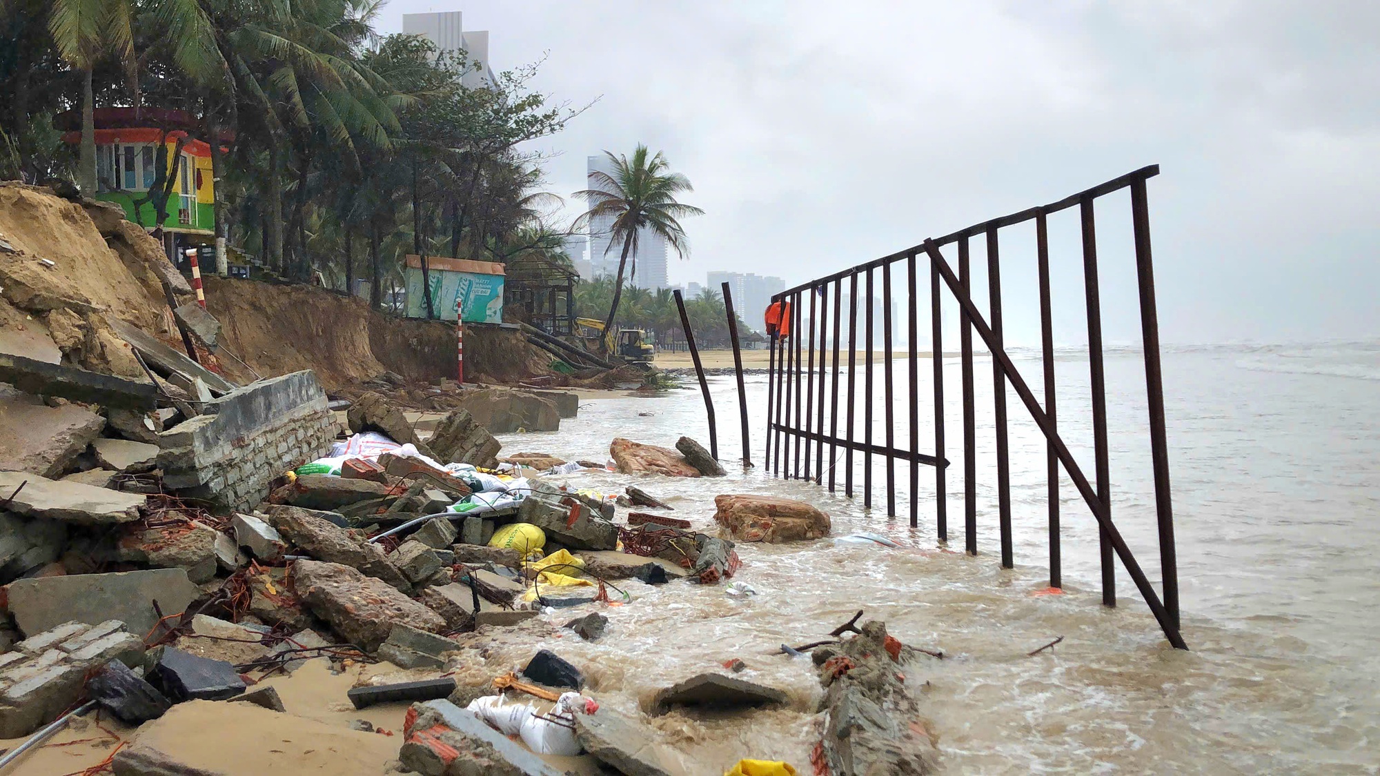 H&agrave;ng trăm người dựng k&egrave; ngăn sạt lở "b&atilde;i biển quyến rũ nhất h&agrave;nh tinh"- Ảnh 5.