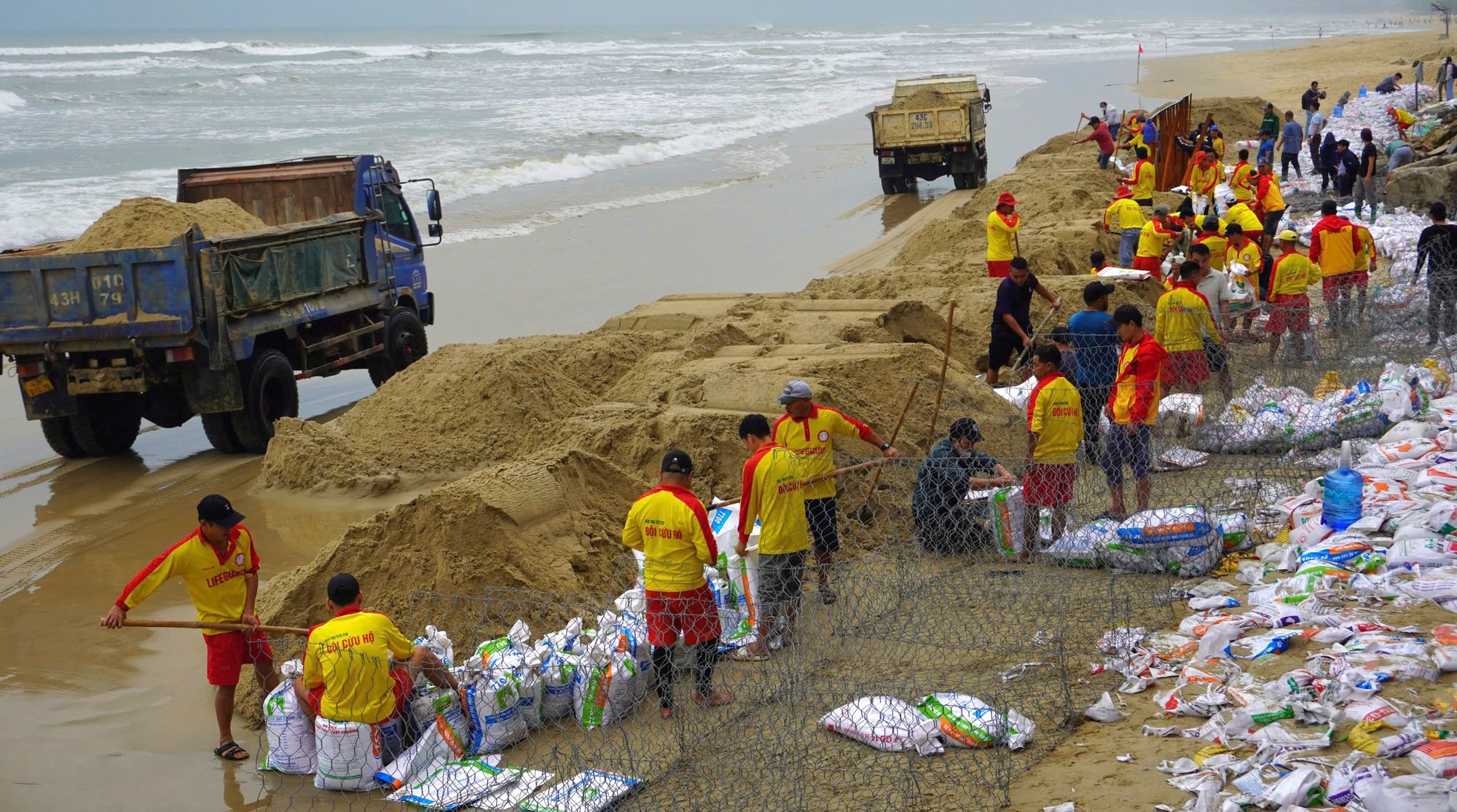 H&agrave;ng trăm người dựng k&egrave; ngăn sạt lở "b&atilde;i biển quyến rũ nhất h&agrave;nh tinh"- Ảnh 7.