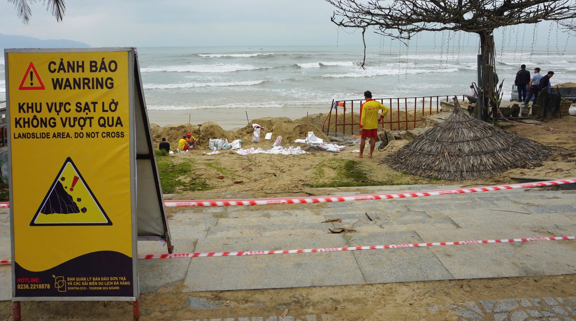 H&agrave;ng trăm người dựng k&egrave; ngăn sạt lở "b&atilde;i biển quyến rũ nhất h&agrave;nh tinh"- Ảnh 9.