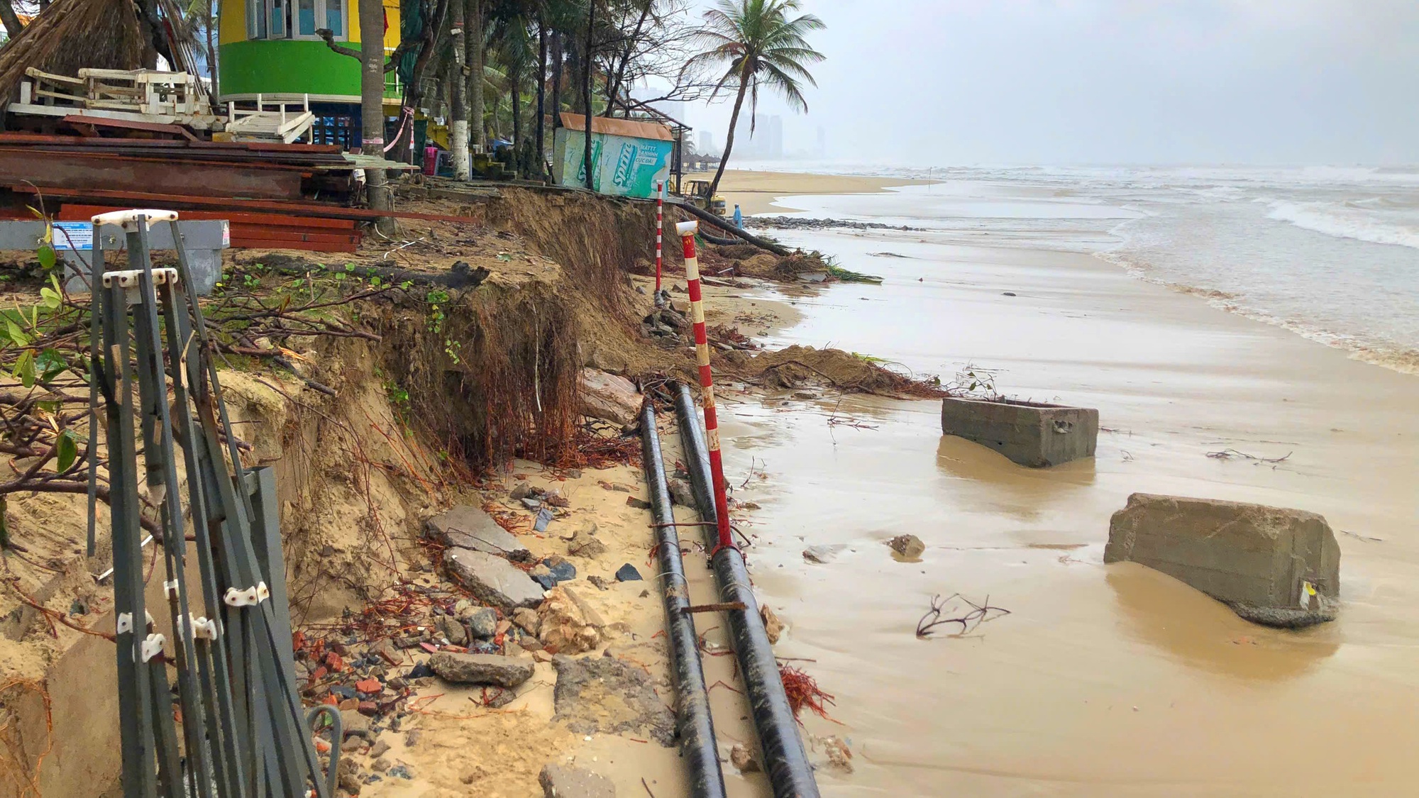 H&agrave;ng trăm người dựng k&egrave; ngăn sạt lở "b&atilde;i biển quyến rũ nhất h&agrave;nh tinh"- Ảnh 11.
