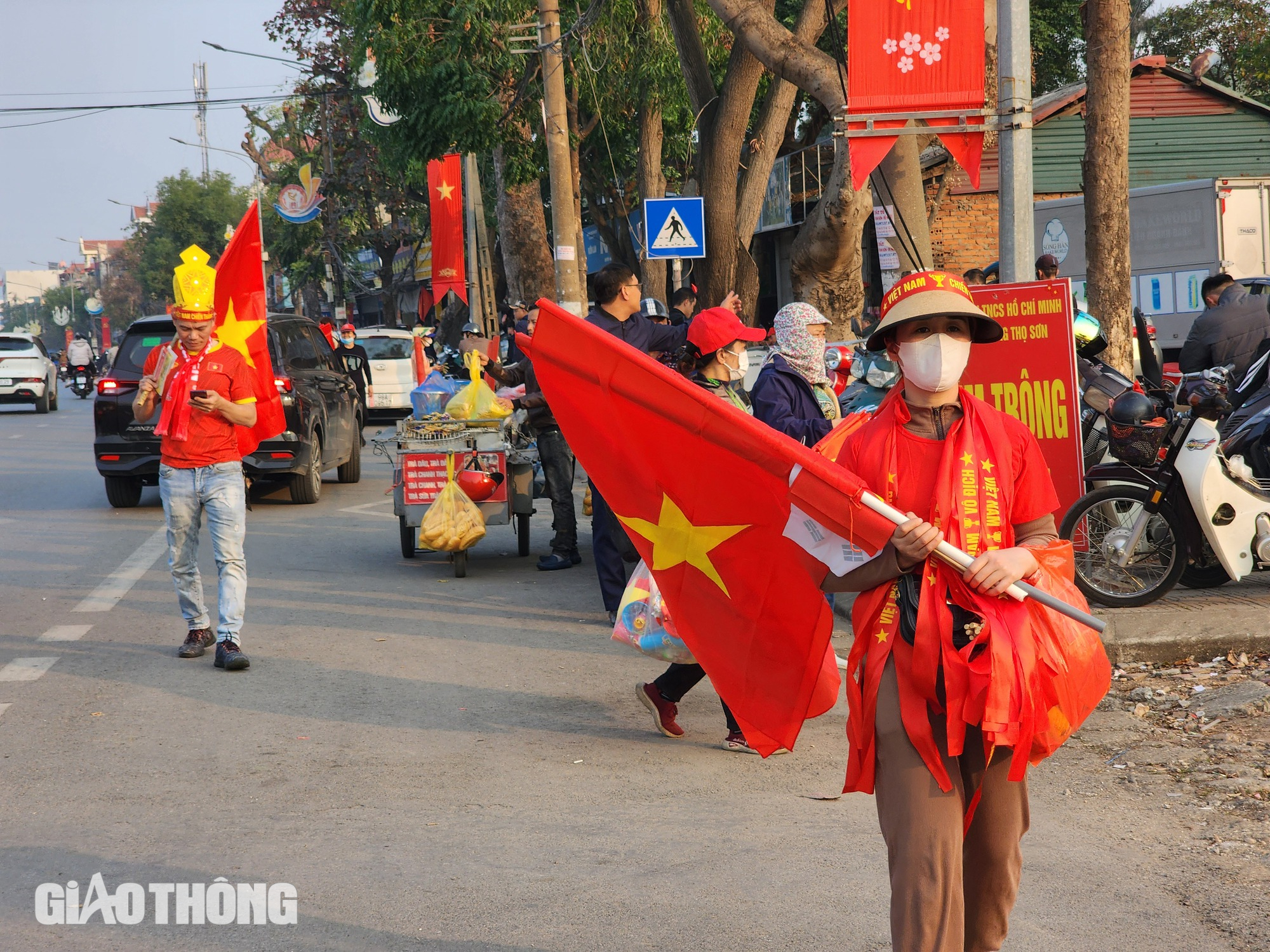 Người h&acirc;m mộ đổ dồn về s&acirc;n Việt Tr&igrave; cổ vũ cho tuyển Việt Nam- Ảnh 11.
