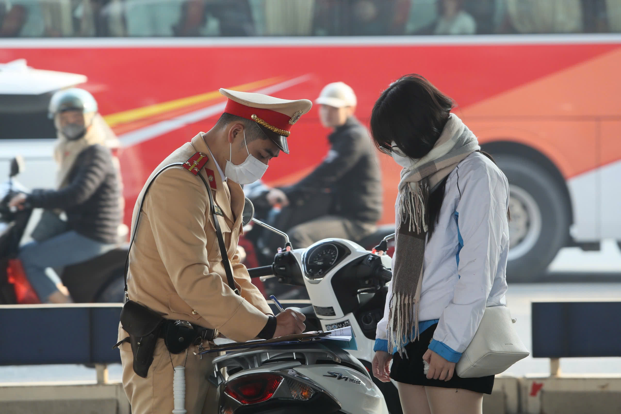 H&agrave; Nội: Giảm đ&aacute;ng kể t&igrave;nh trạng xe vượt đ&egrave;n đỏ- Ảnh 4.