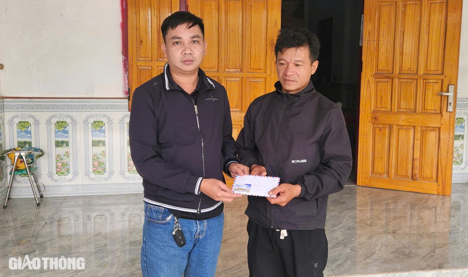 Báo Giao thông trao tiền bạn đọc hỗ trợ bé 8 tháng tuổi mồ côi mẹ do tai nạn giao thông- Ảnh 1. Báo Giao thông trao tiền bạn đọc hỗ trợ bé 8 tháng tuổi mồ côi mẹ do tai nạn giao thông- Ảnh 1.
