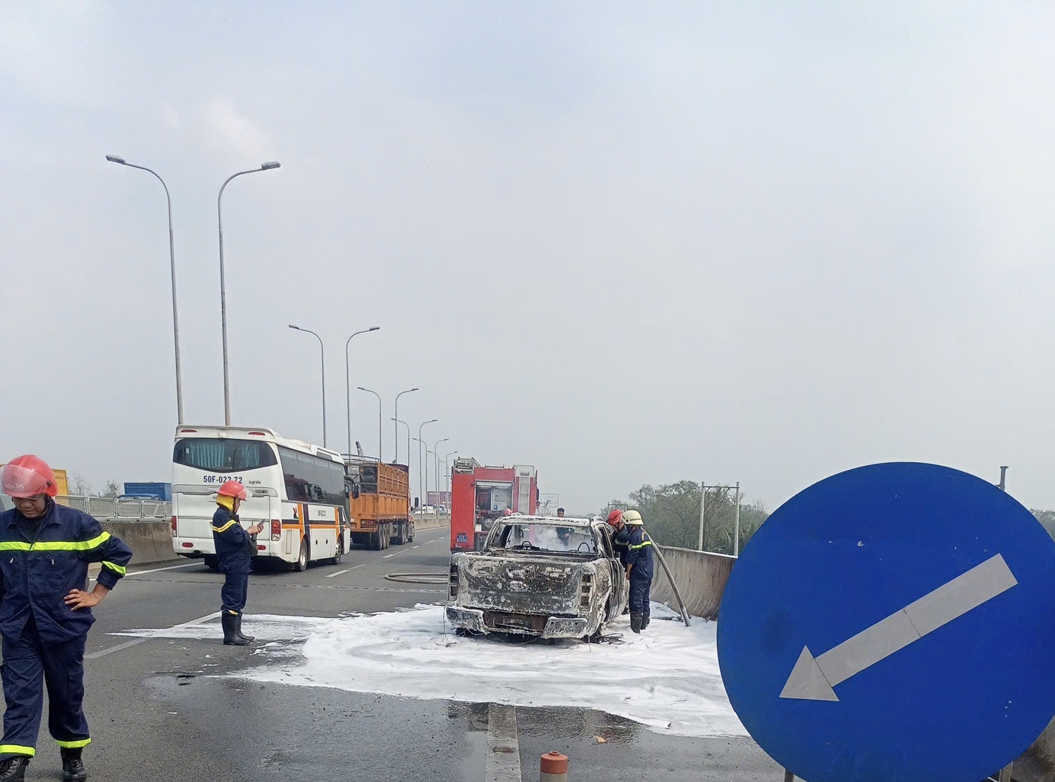 Xe b&aacute;n tải ch&aacute;y trơ khung tr&ecirc;n cao tốc TP.HCM - Long Th&agrave;nh - Dầu Gi&acirc;y- Ảnh 2.