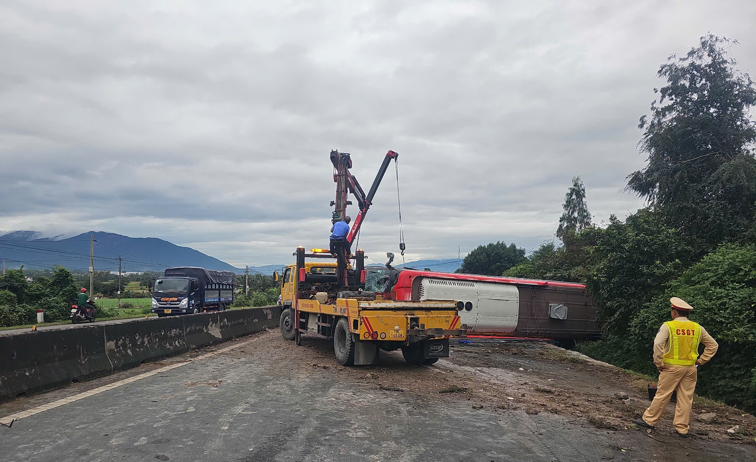 Xe kh&aacute;ch lật ngang quốc lộ 1, giao th&ocirc;ng &aacute;ch tắc cục bộ- Ảnh 2.