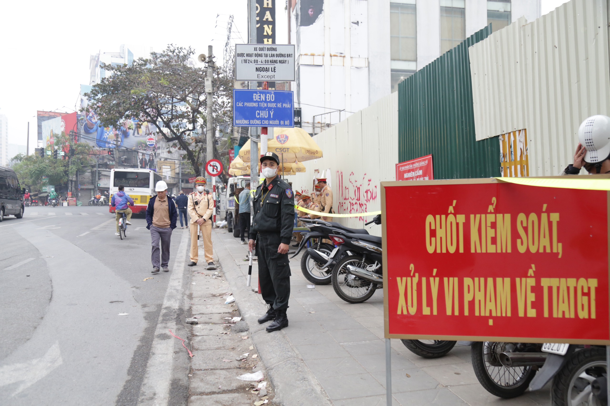 Hà Nội: Tổ công tác đặc biệt xử phạt nhiều xe máy đi vào làn BRT, chạy ngược chiều- Ảnh 1. Hà Nội: Tổ công tác đặc biệt xử phạt nhiều xe máy đi vào làn BRT, chạy ngược chiều- Ảnh 1.
