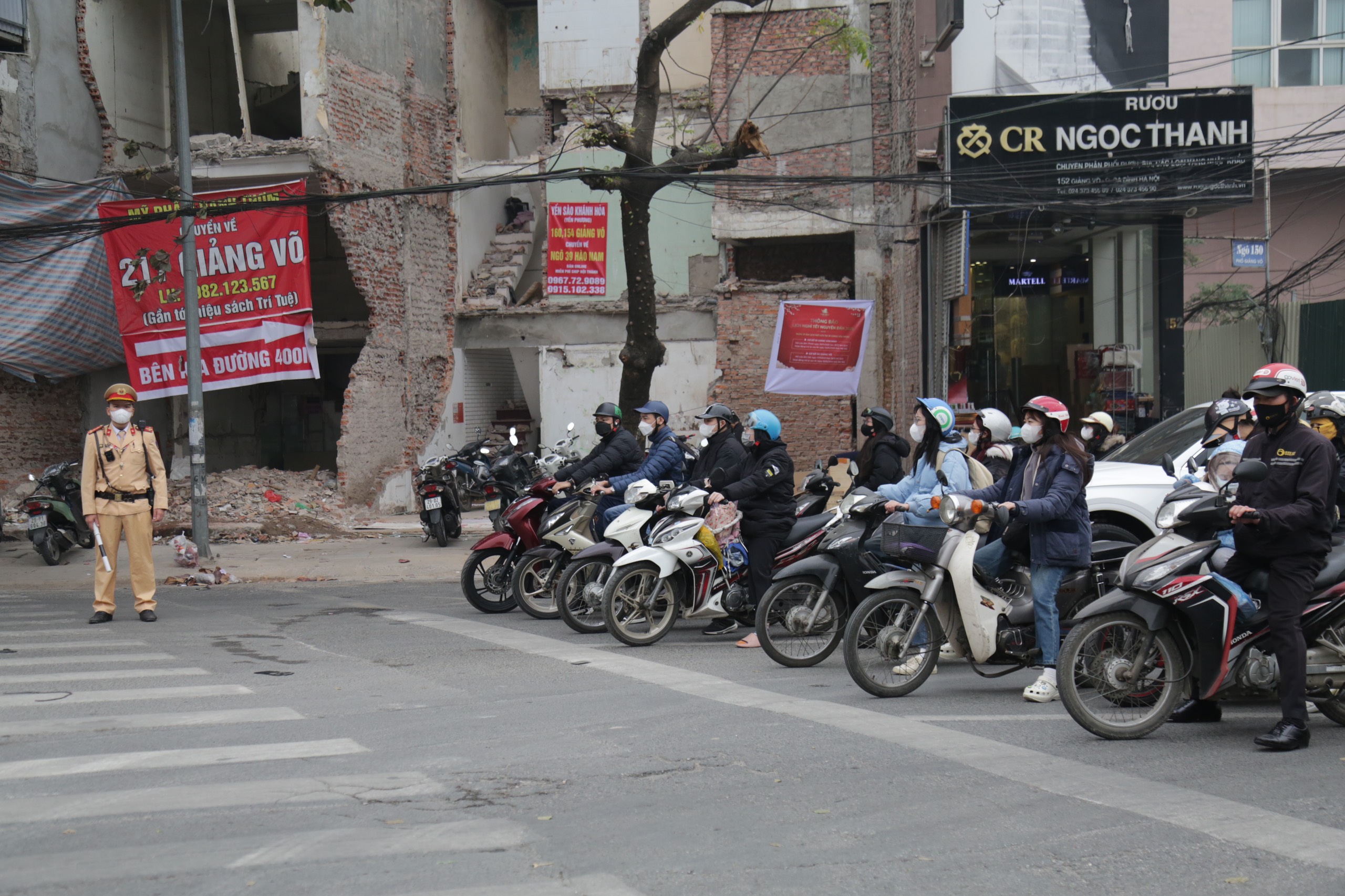 Hà Nội: Tổ công tác đặc biệt xử phạt nhiều xe máy đi vào làn BRT, chạy ngược chiều- Ảnh 10. Hà Nội: Tổ công tác đặc biệt xử phạt nhiều xe máy đi vào làn BRT, chạy ngược chiều- Ảnh 10.