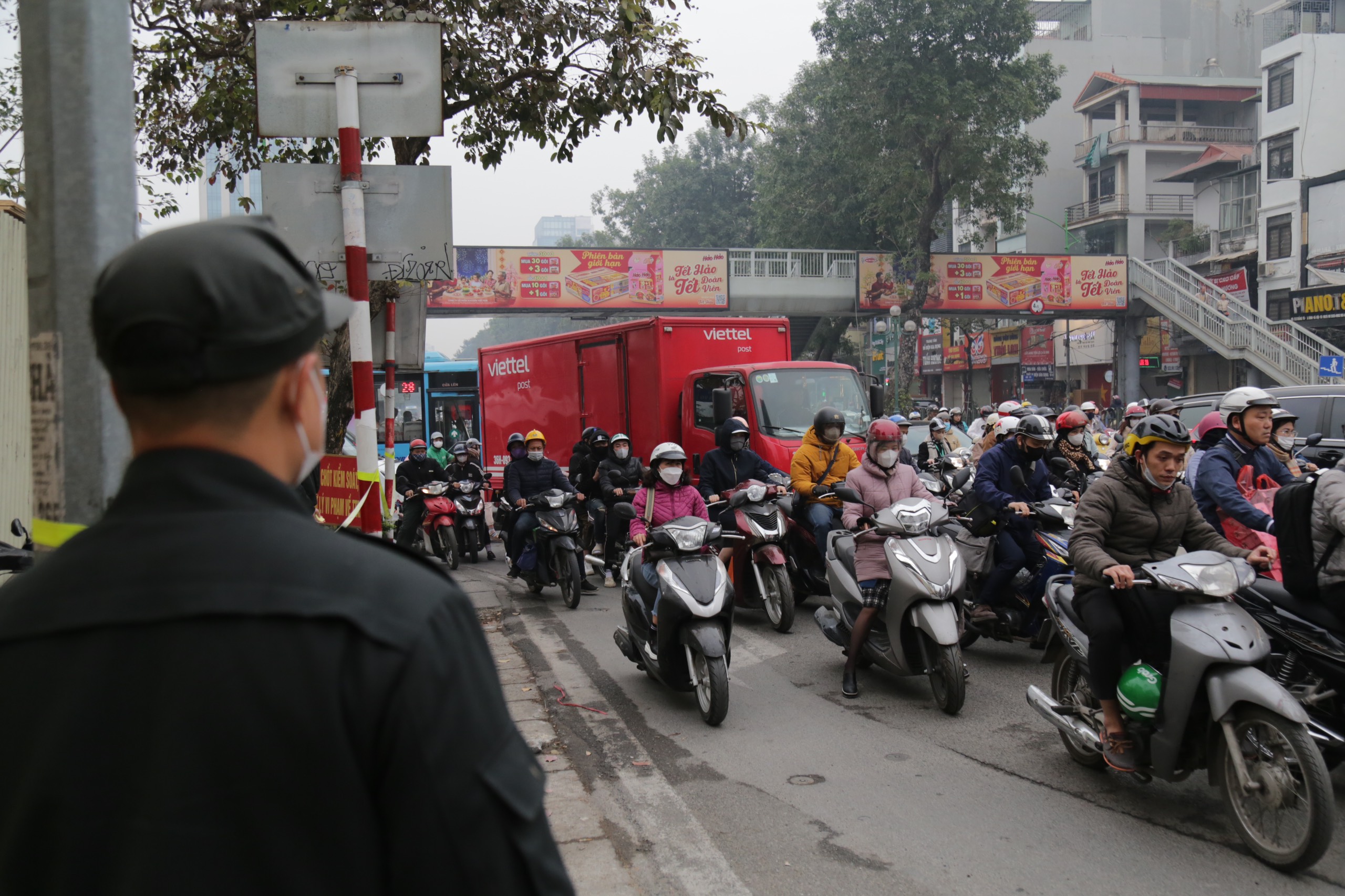 Hà Nội: Tổ công tác đặc biệt xử phạt nhiều xe máy đi vào làn BRT, chạy ngược chiều- Ảnh 11. Hà Nội: Tổ công tác đặc biệt xử phạt nhiều xe máy đi vào làn BRT, chạy ngược chiều- Ảnh 11.