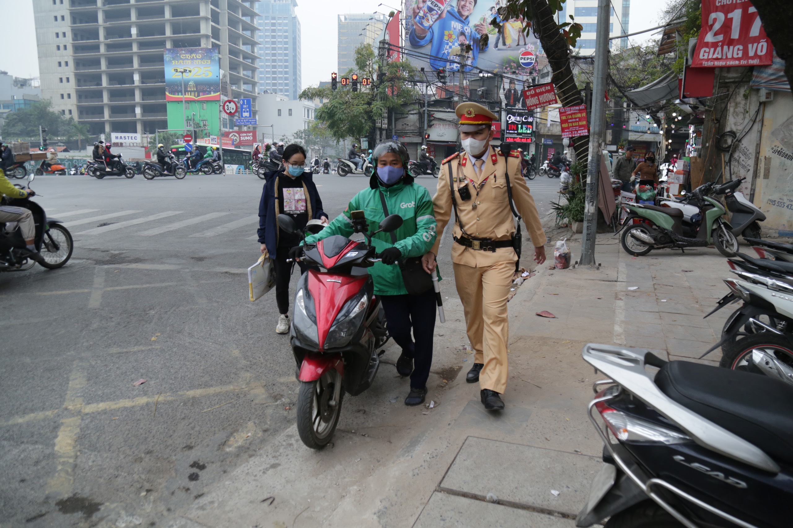 Hà Nội: Tổ công tác đặc biệt xử phạt nhiều xe máy đi vào làn BRT, chạy ngược chiều- Ảnh 2. Hà Nội: Tổ công tác đặc biệt xử phạt nhiều xe máy đi vào làn BRT, chạy ngược chiều- Ảnh 2.