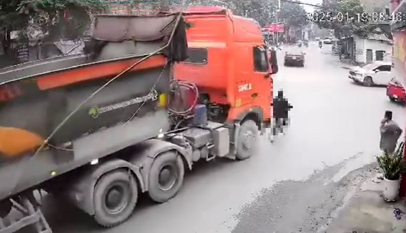 Chiếc xe đầu k&eacute;o t&ocirc;ng cụ &ocirc;ng đạp xe đạp (ảnh cắt từ video)