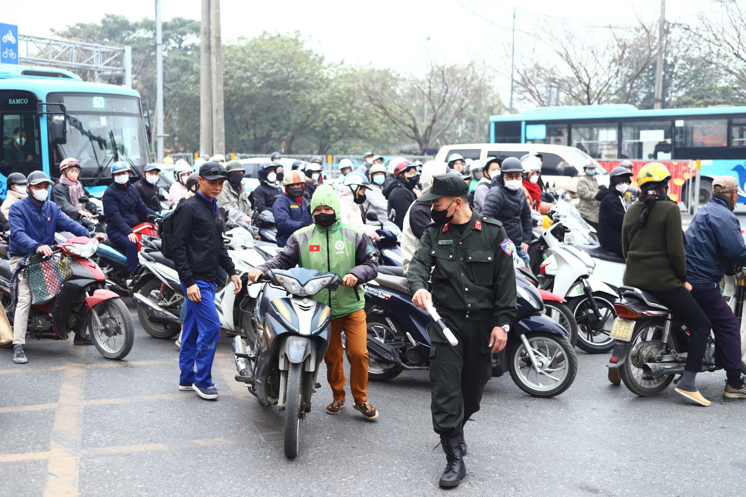 Hà Nội: Tổ công tác đặc biệt xử phạt nhiều xe máy đi vào làn BRT, chạy ngược chiều- Ảnh 3. Hà Nội: Tổ công tác đặc biệt xử phạt nhiều xe máy đi vào làn BRT, chạy ngược chiều- Ảnh 3.