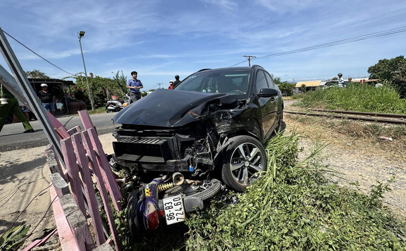 Hiện trường vụ tai nạn li&ecirc;n ho&agrave;n tại đường ngang.