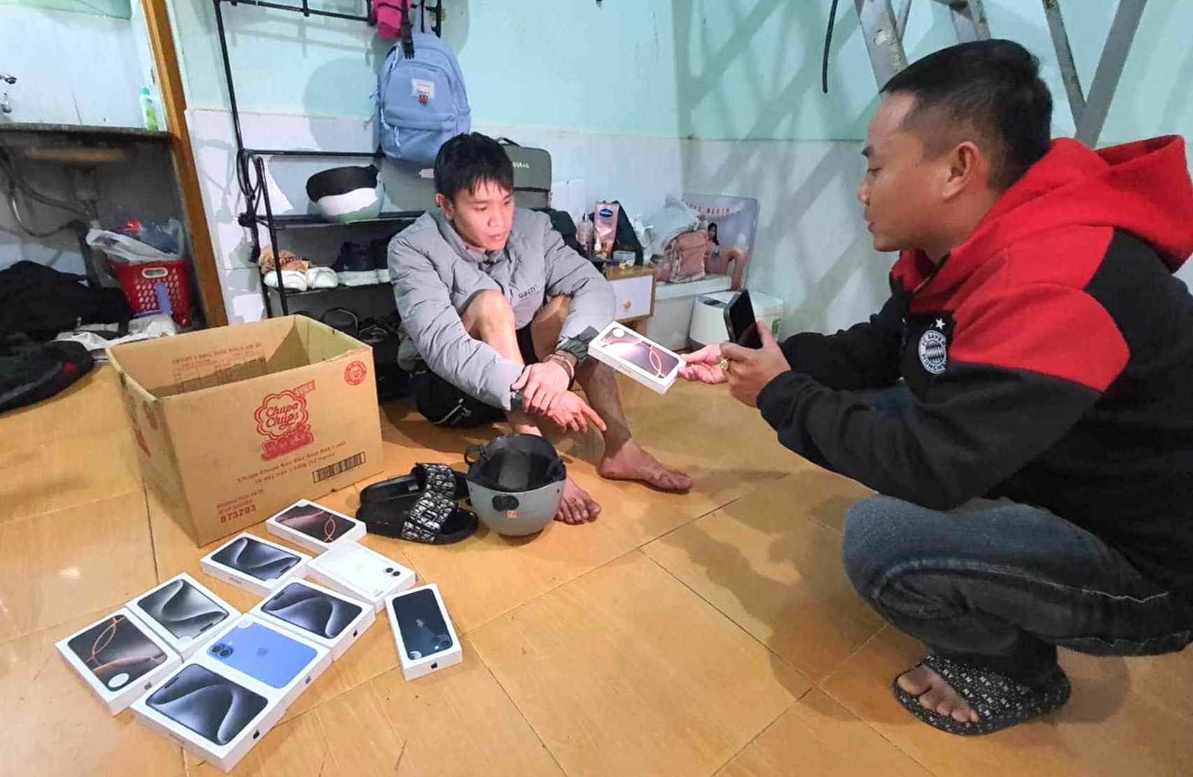 Bắt đối tượng ph&aacute; m&aacute;i nh&agrave;, đột nhập cửa h&agrave;ng trộm 15 điện thoại- Ảnh 1.