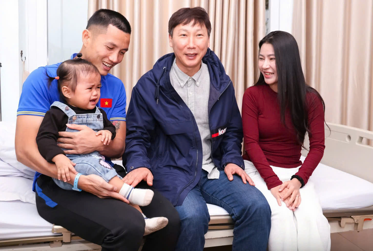 HLV Kim Sang-sik c&oacute; h&agrave;nh động ấm l&ograve;ng với thủ m&ocirc;n số 1 của tuyển Việt Nam tại AFF Cup 2024- Ảnh 1.