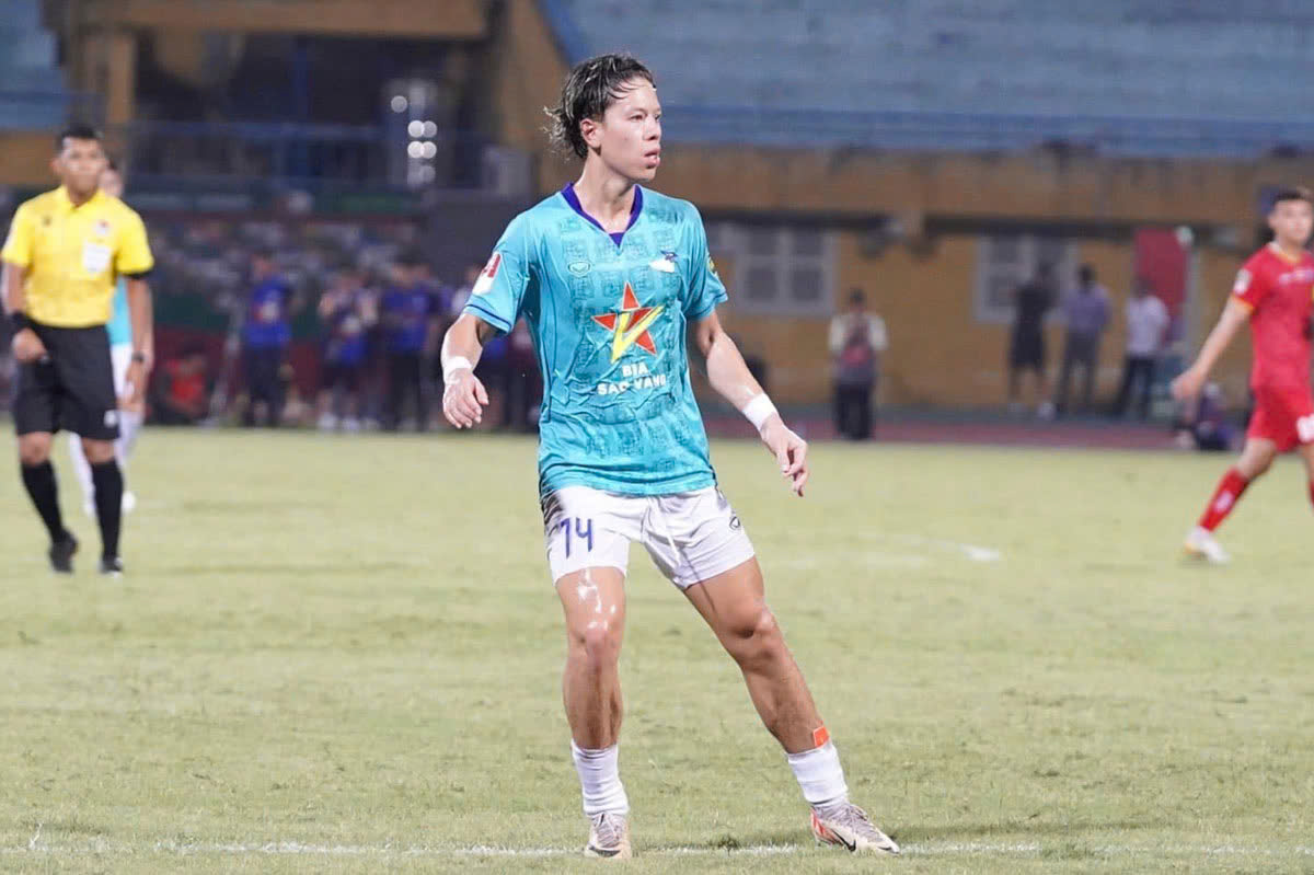 HLV Kim Sang-sik gọi hai sao Việt kiều dự SEA Games 33?- Ảnh 1.