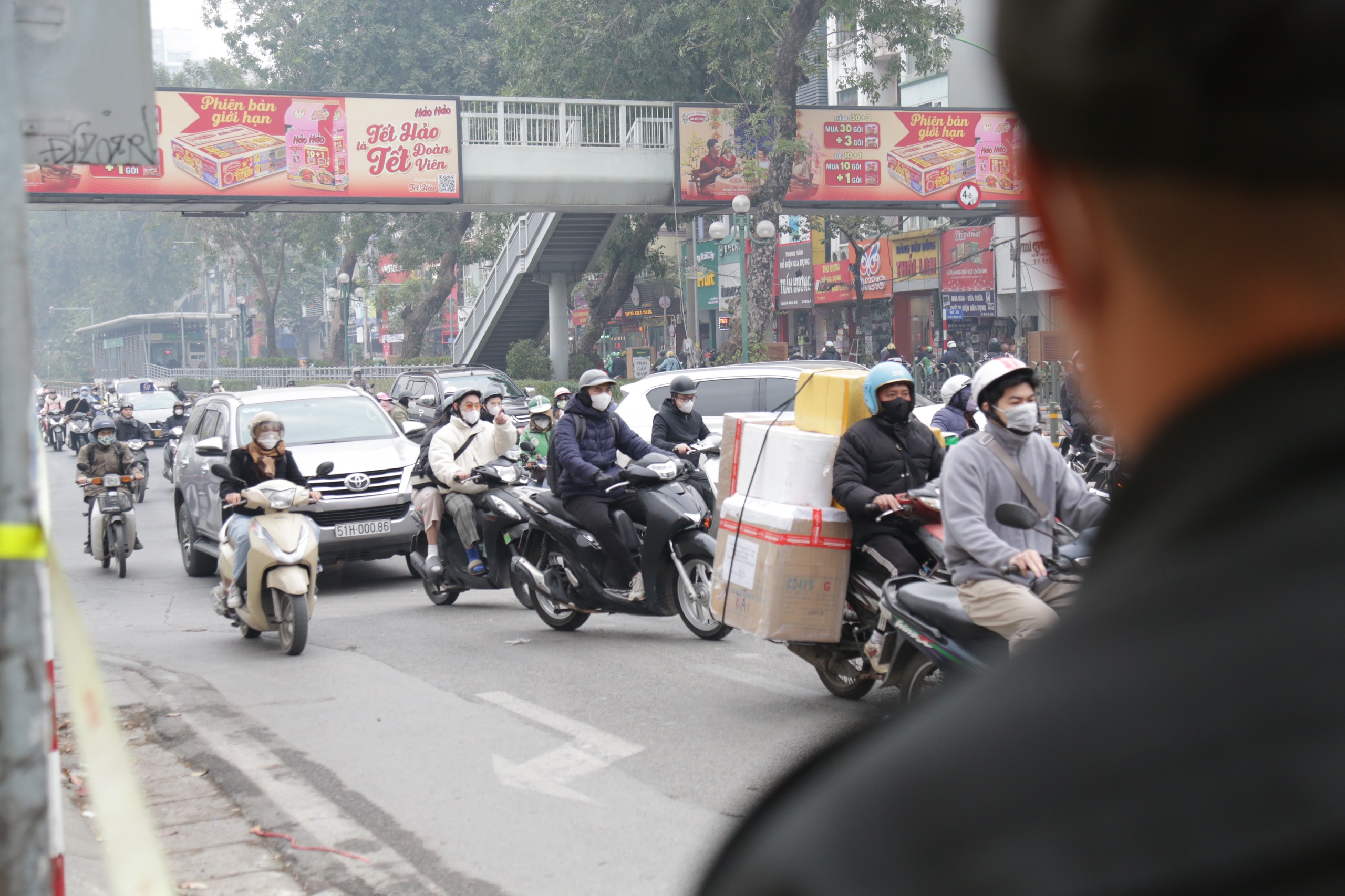 Hà Nội: Tổ công tác đặc biệt xử phạt nhiều xe máy đi vào làn BRT, chạy ngược chiều- Ảnh 6. Hà Nội: Tổ công tác đặc biệt xử phạt nhiều xe máy đi vào làn BRT, chạy ngược chiều- Ảnh 6.