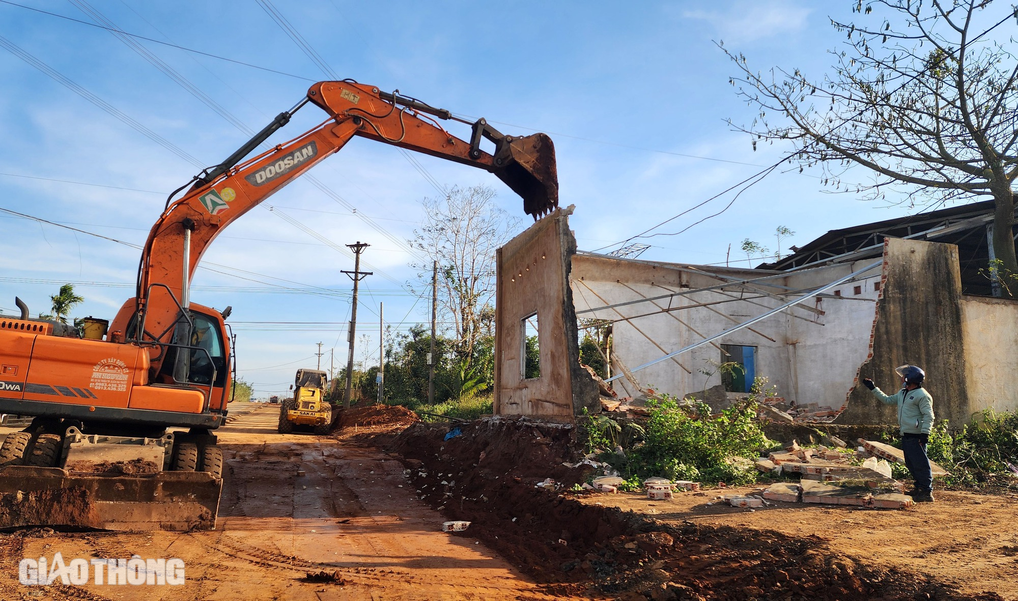 Dỡ nh&agrave;, ph&aacute; tường r&agrave;o b&agrave;n giao mặt bằng thi c&ocirc;ng đường tr&aacute;nh Đ&ocirc;ng TP Bu&ocirc;n Ma Thuột- Ảnh 1.