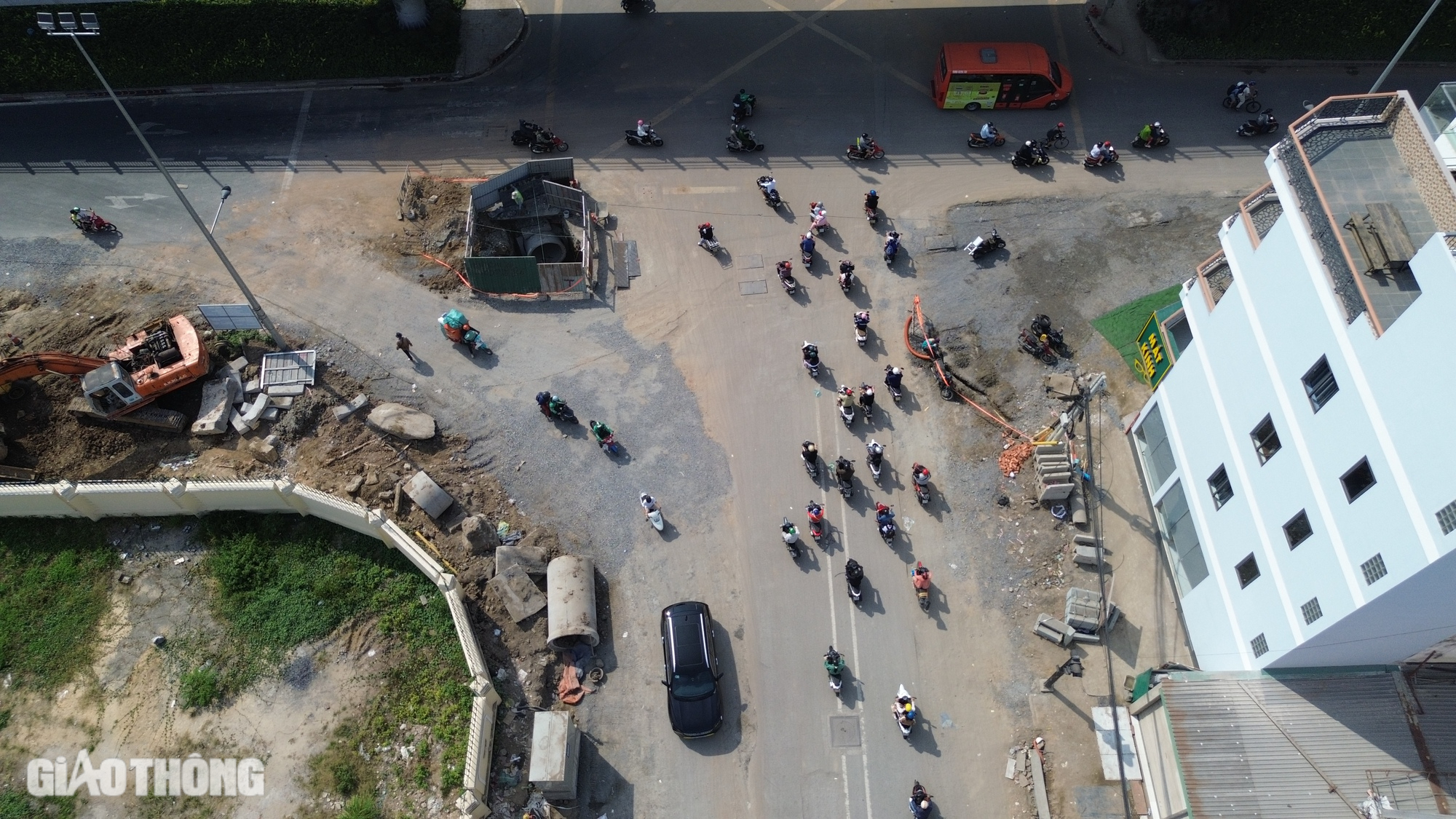 Cận cảnh hai tuyến đường chống &ugrave;n tắc s&acirc;n bay T&acirc;n Sơn Nhất trước ng&agrave;y th&ocirc;ng xe- Ảnh 3.