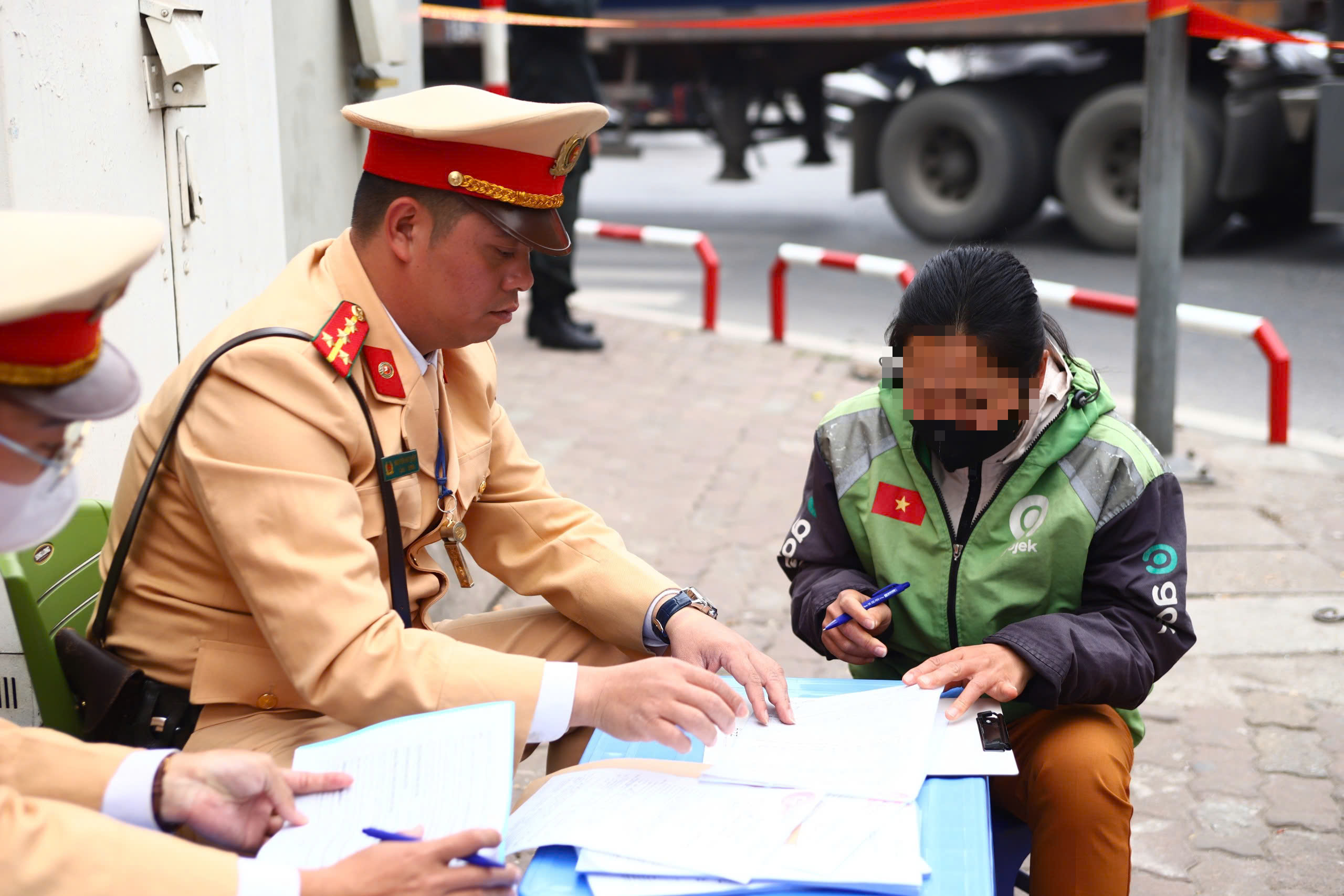 Hà Nội: Tổ công tác đặc biệt xử phạt nhiều xe máy đi vào làn BRT, chạy ngược chiều- Ảnh 14. Hà Nội: Tổ công tác đặc biệt xử phạt nhiều xe máy đi vào làn BRT, chạy ngược chiều- Ảnh 14.
