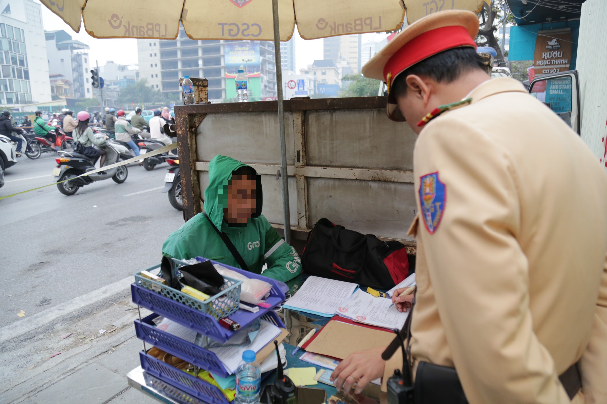 Hà Nội: Tổ công tác đặc biệt xử phạt nhiều xe máy đi vào làn BRT, chạy ngược chiều- Ảnh 9. Hà Nội: Tổ công tác đặc biệt xử phạt nhiều xe máy đi vào làn BRT, chạy ngược chiều- Ảnh 9.