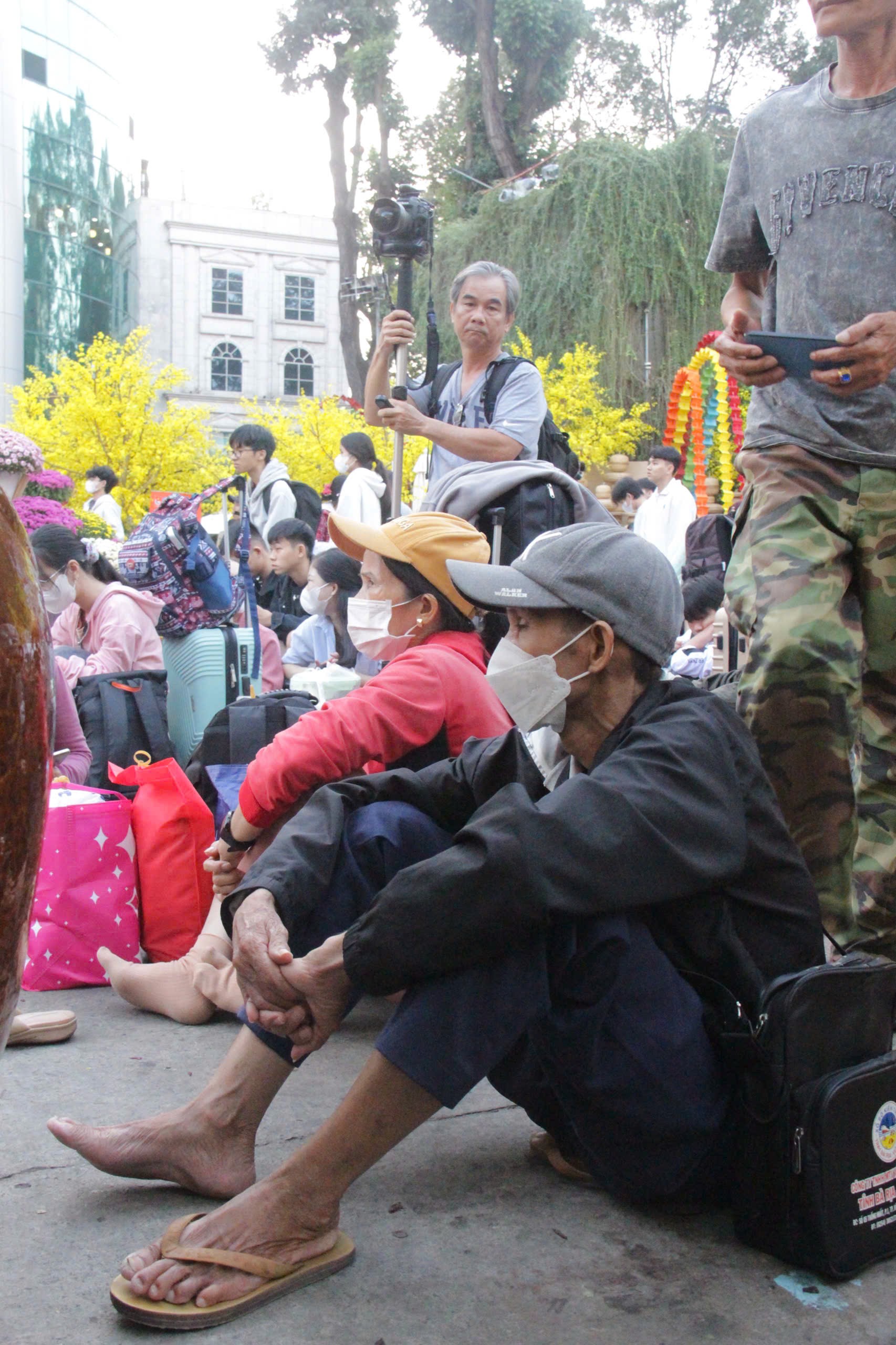 Người lao động nghèo ở TP.HCM rưng rưng nhận vé xe miễn phí về quê ăn Tết- Ảnh 5. Người lao động nghèo ở TP.HCM rưng rưng nhận vé xe miễn phí về quê ăn Tết- Ảnh 5.