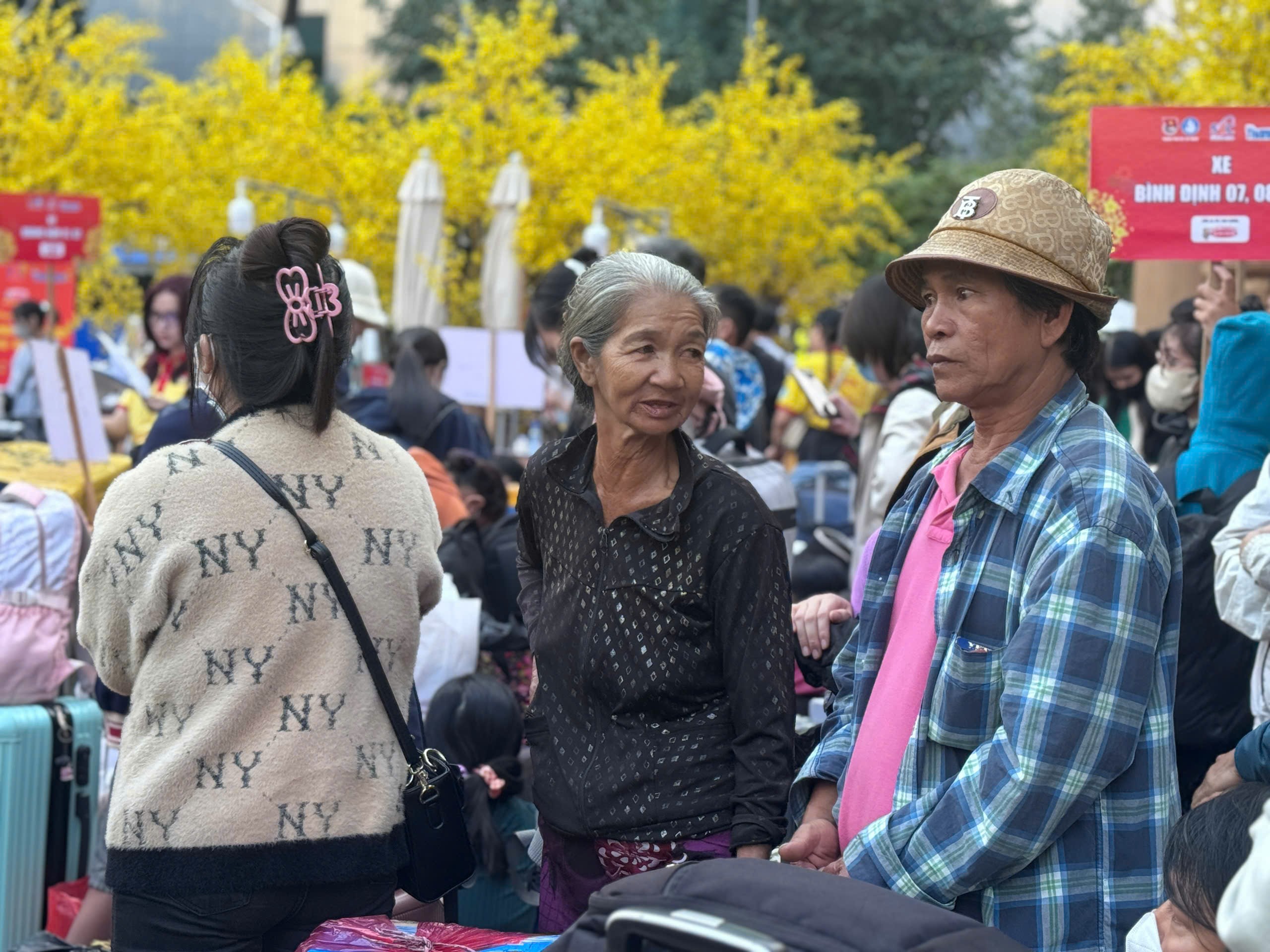 Người lao động nghèo ở TP.HCM rưng rưng nhận vé xe miễn phí về quê ăn Tết- Ảnh 6. Người lao động nghèo ở TP.HCM rưng rưng nhận vé xe miễn phí về quê ăn Tết- Ảnh 6.