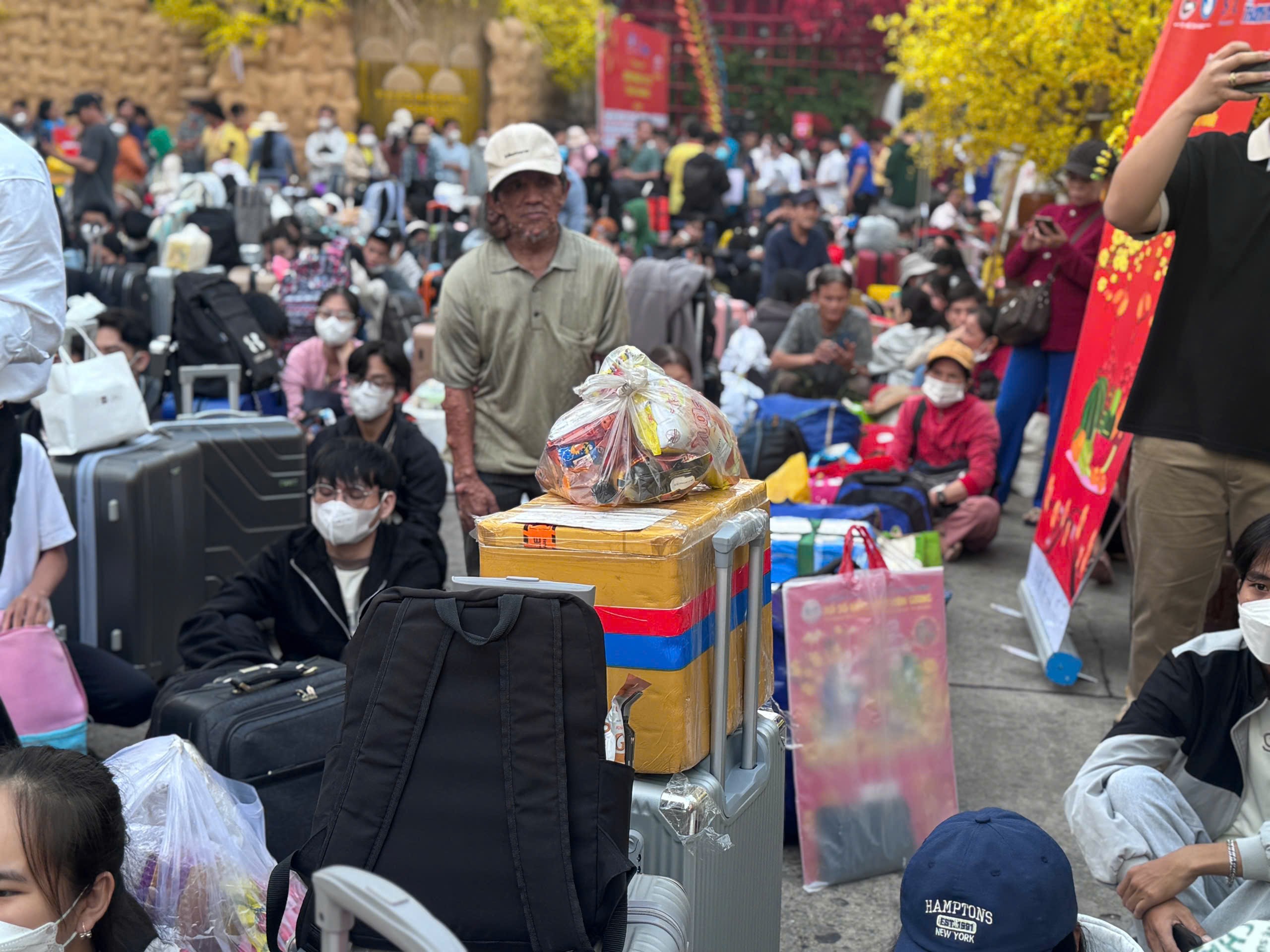 Người lao động nghèo ở TP.HCM rưng rưng nhận vé xe miễn phí về quê ăn Tết- Ảnh 7. Người lao động nghèo ở TP.HCM rưng rưng nhận vé xe miễn phí về quê ăn Tết- Ảnh 7.