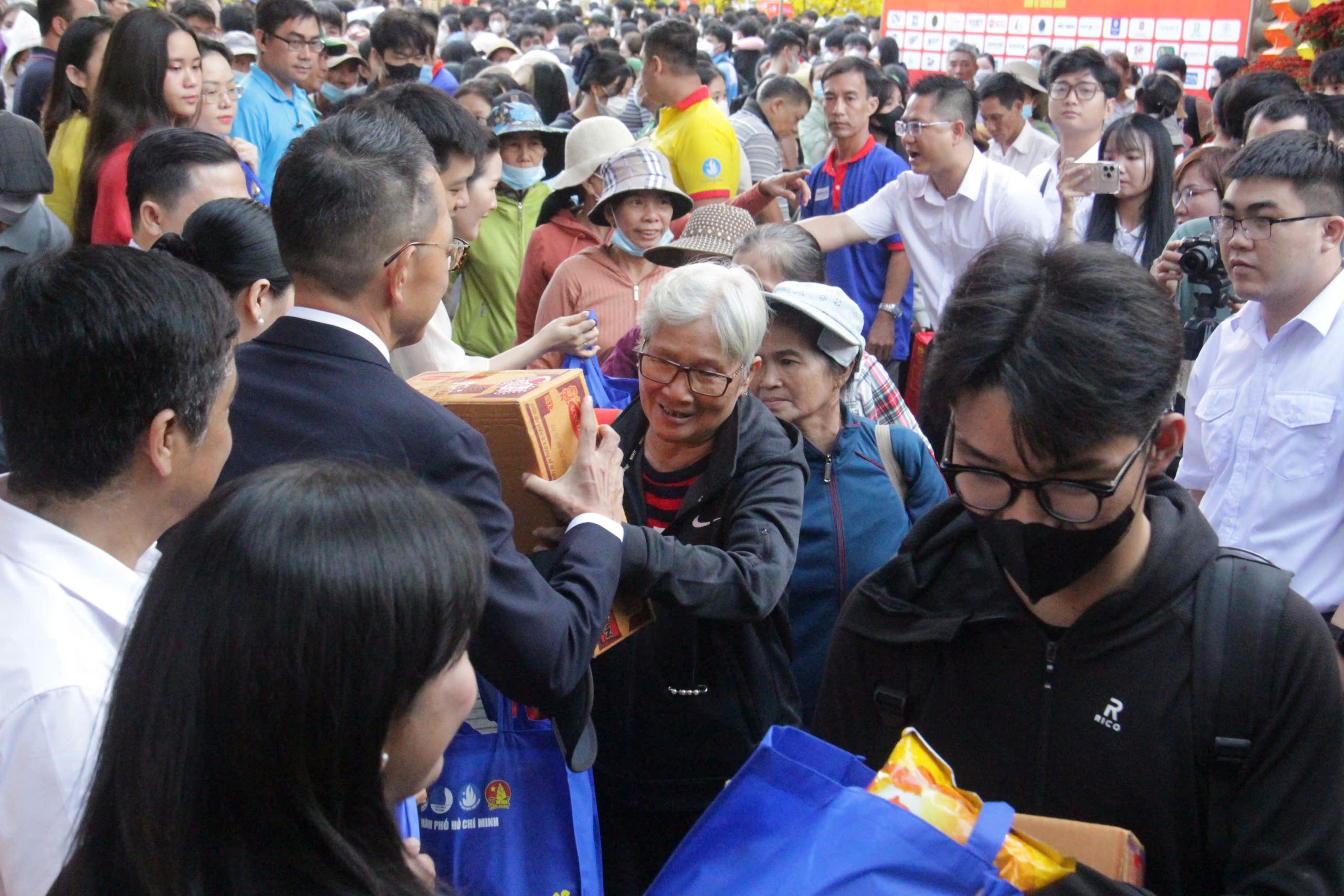 Người lao động nghèo ở TP.HCM rưng rưng nhận vé xe miễn phí về quê ăn Tết- Ảnh 11. Người lao động nghèo ở TP.HCM rưng rưng nhận vé xe miễn phí về quê ăn Tết- Ảnh 11.