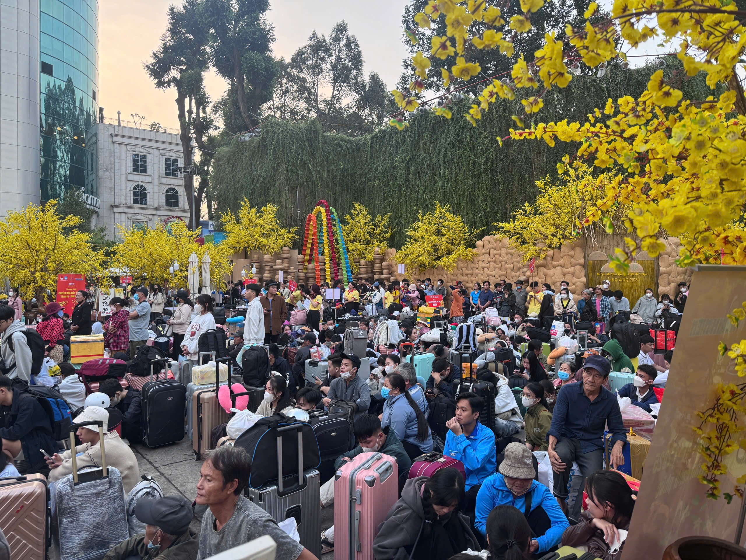 Người lao động nghèo ở TP.HCM rưng rưng nhận vé xe miễn phí về quê ăn Tết- Ảnh 1. Người lao động nghèo ở TP.HCM rưng rưng nhận vé xe miễn phí về quê ăn Tết- Ảnh 1.