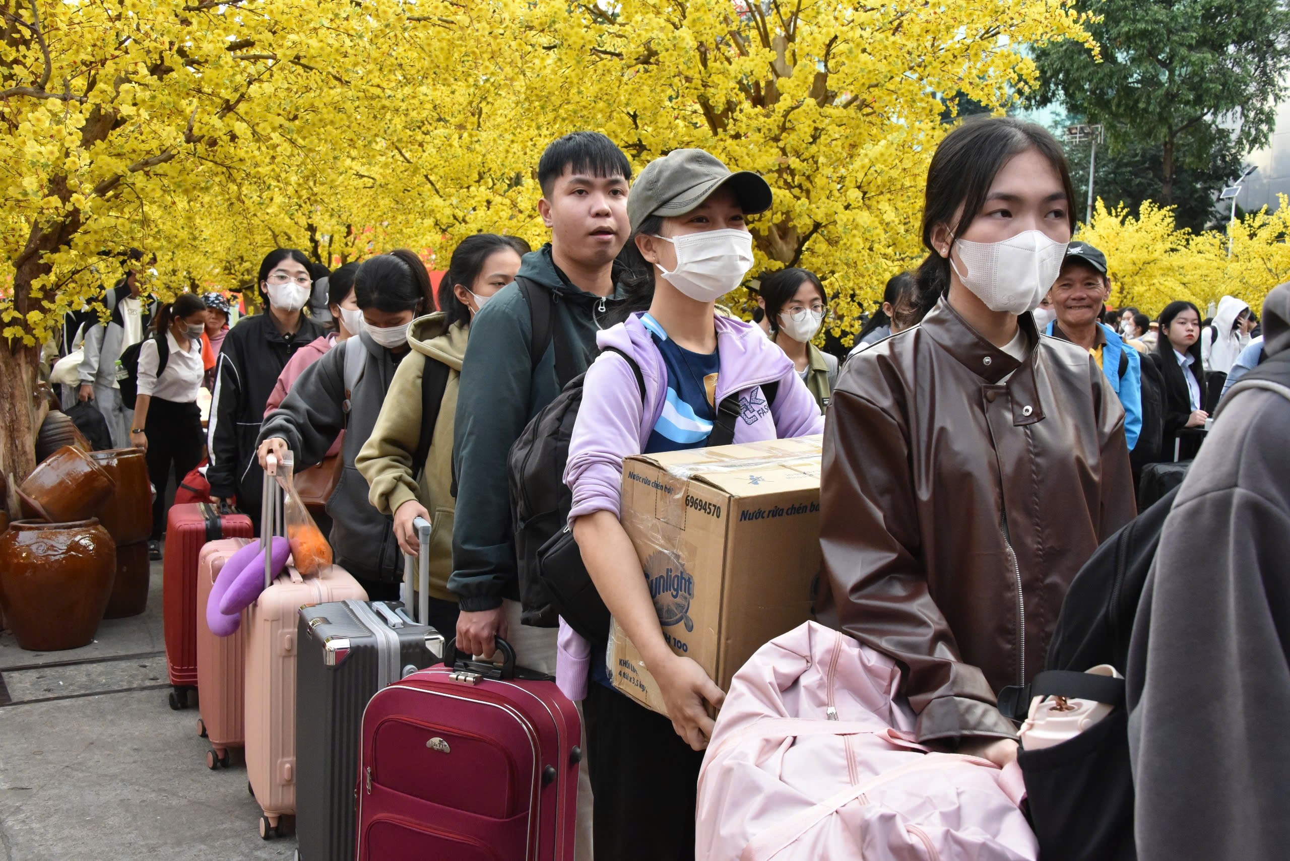 Người lao động nghèo ở TP.HCM rưng rưng nhận vé xe miễn phí về quê ăn Tết- Ảnh 3. Người lao động nghèo ở TP.HCM rưng rưng nhận vé xe miễn phí về quê ăn Tết- Ảnh 3.