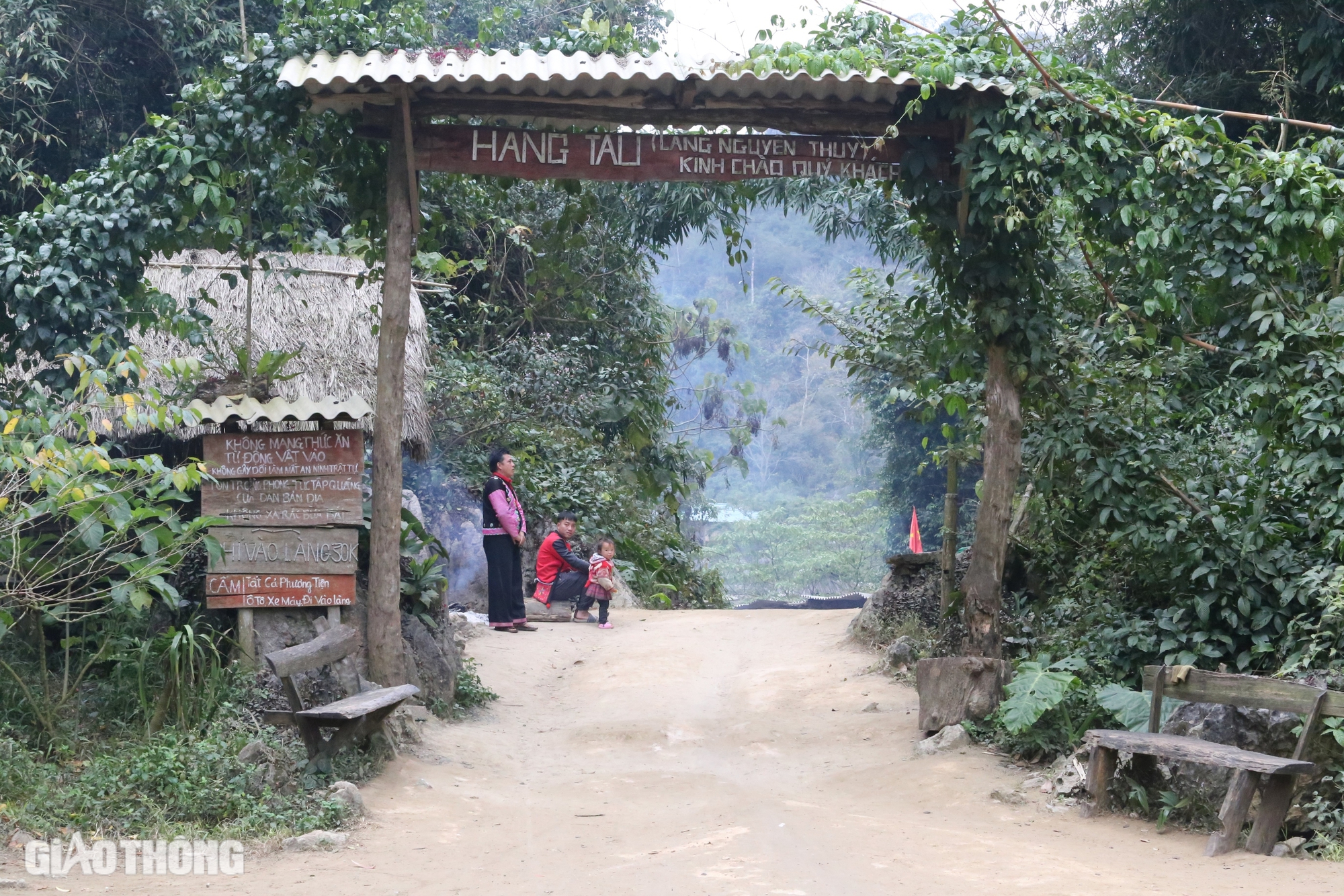 Khám phá vẻ đẹp lạ kỳ “làng nguyên thủy” ở cao nguyên Mộc Châu- Ảnh 1. Khám phá vẻ đẹp lạ kỳ “làng nguyên thủy” ở cao nguyên Mộc Châu- Ảnh 1.