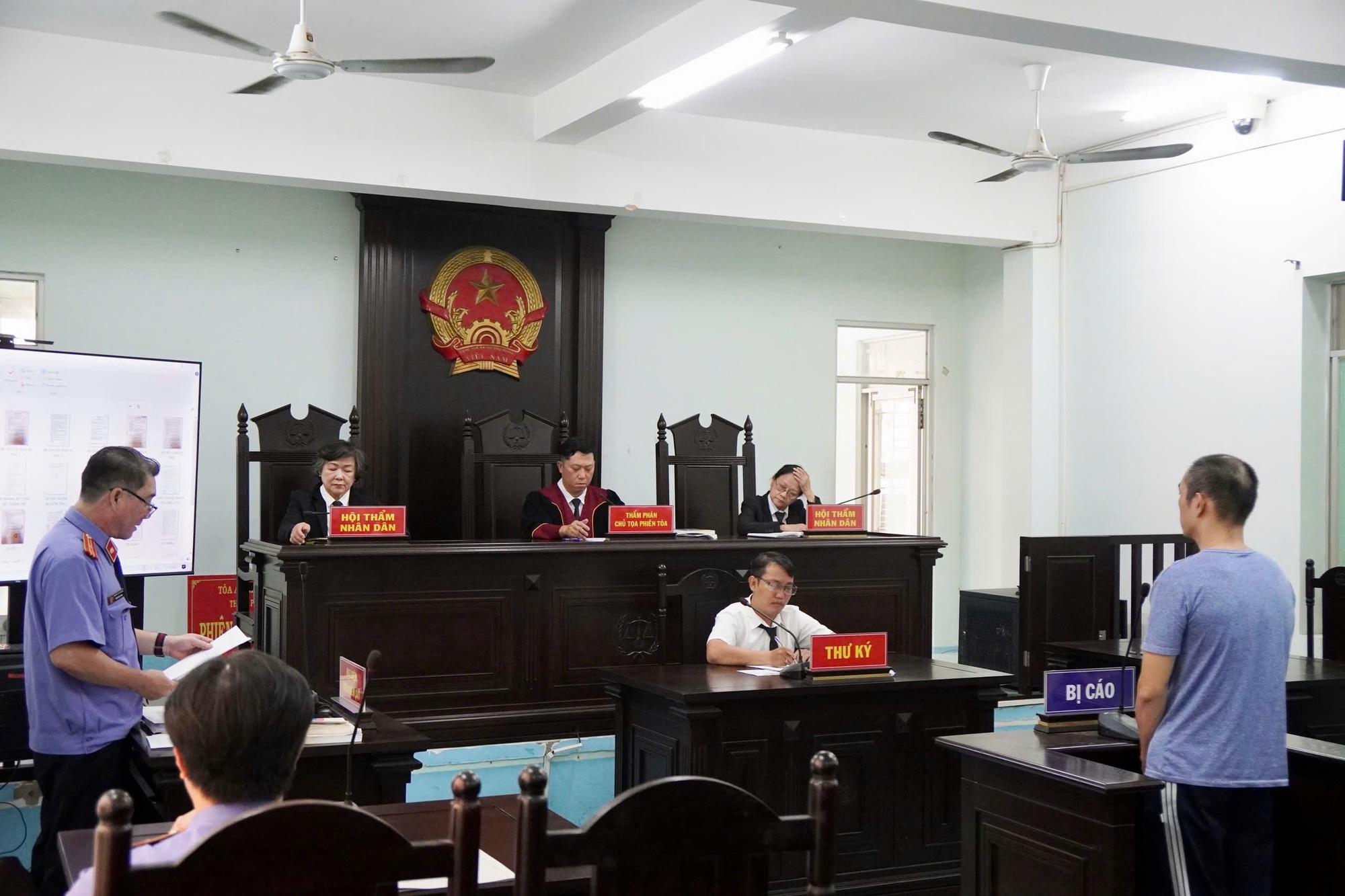 Người đ&agrave;n &ocirc;ng đ&aacute;nh c&ocirc; g&aacute;i tr&ecirc;n đường Kh&aacute;nh Hội lĩnh &aacute;n t&ugrave;- Ảnh 2.