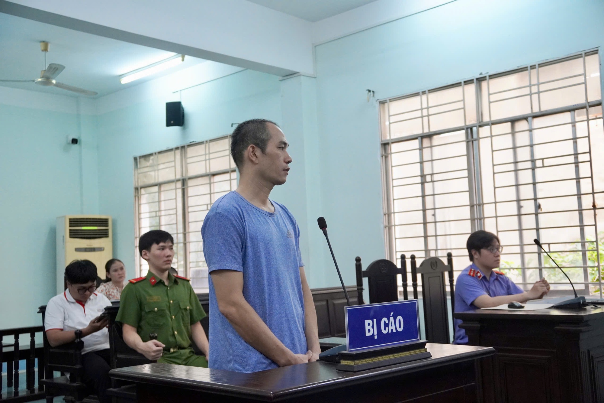 Người đ&agrave;n &ocirc;ng đ&aacute;nh c&ocirc; g&aacute;i tr&ecirc;n đường Kh&aacute;nh Hội lĩnh &aacute;n t&ugrave;- Ảnh 1.