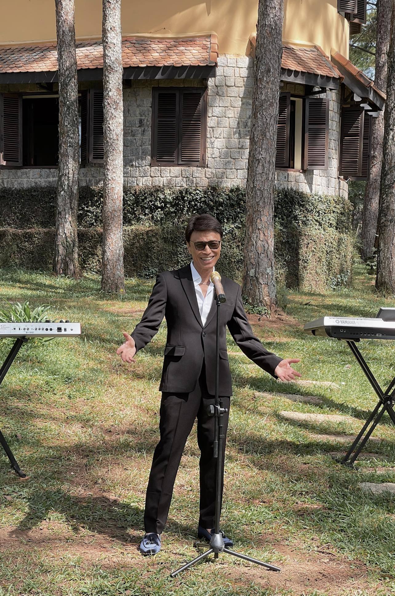 Ca sĩ Tuấn Ngọc: "77 tuổi t&ocirc;i vẫn phải học h&aacute;t, học từ ca sĩ trẻ"- Ảnh 2.