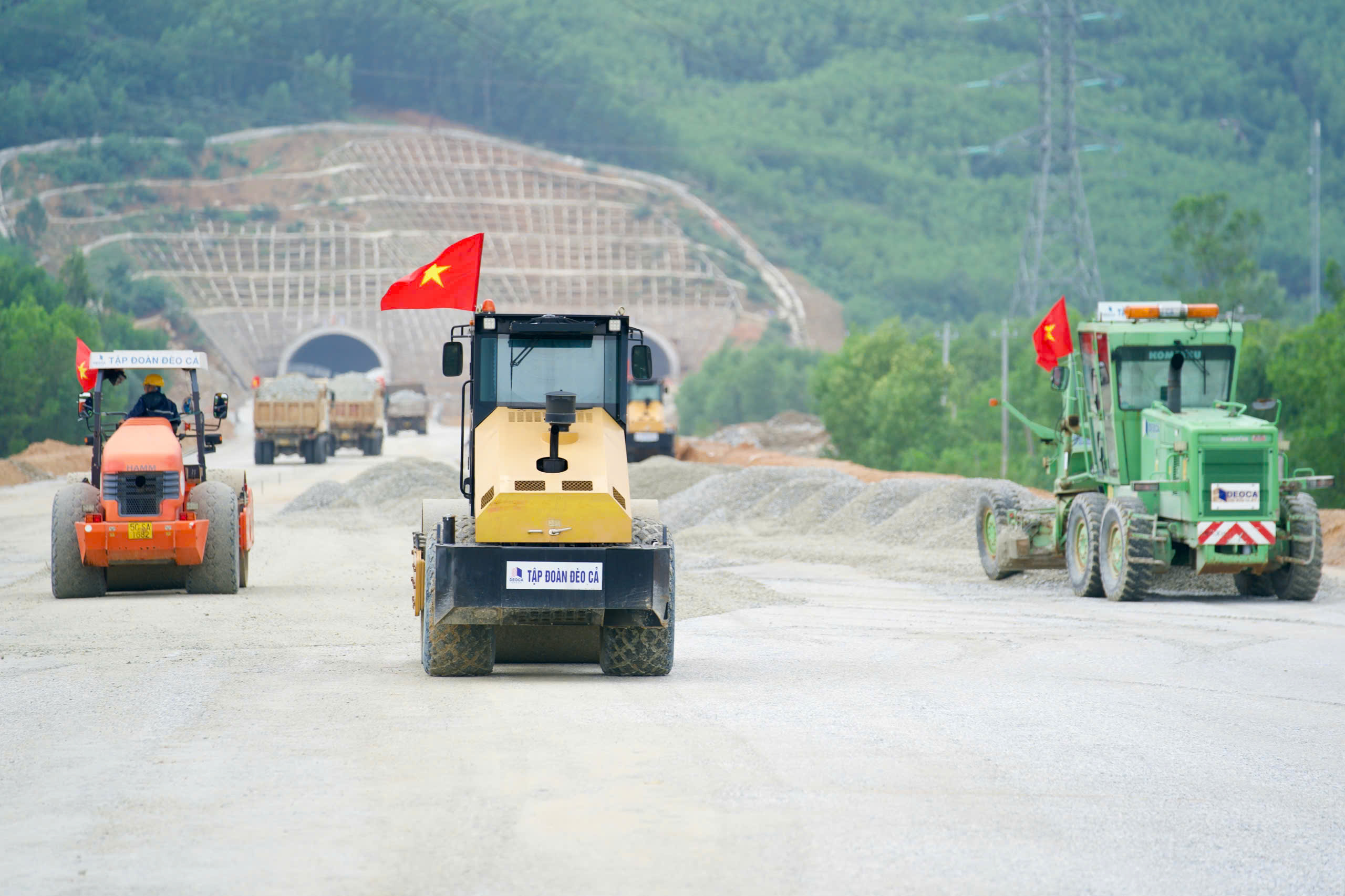 Rầm rập tiếng máy trên công trường cao tốc Quảng Ngãi - Hoài Nhơn ngày cận Tết- Ảnh 2. Rầm rập tiếng máy trên công trường cao tốc Quảng Ngãi - Hoài Nhơn ngày cận Tết- Ảnh 2.