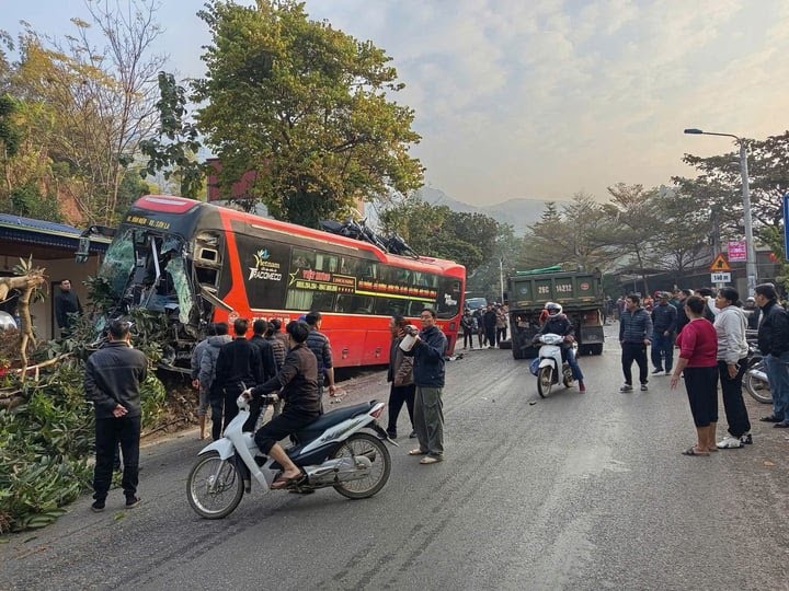 Xe kh&aacute;ch g&acirc;y tai nạn li&ecirc;n ho&agrave;n ở Sơn La- Ảnh 1.