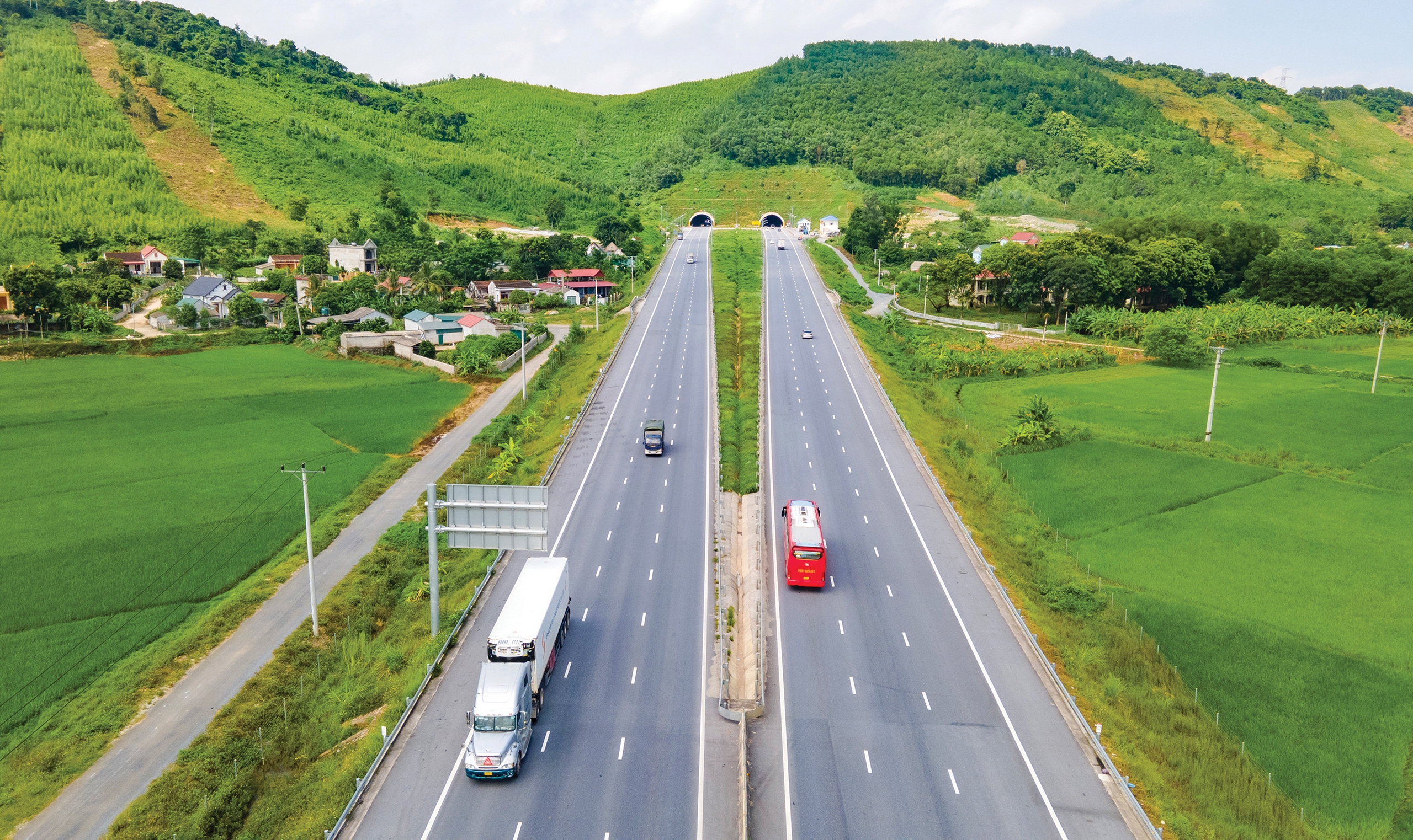 Đầu tư hạ tầng giao th&ocirc;ng tạo nhiều động lực mới - Ảnh 2.