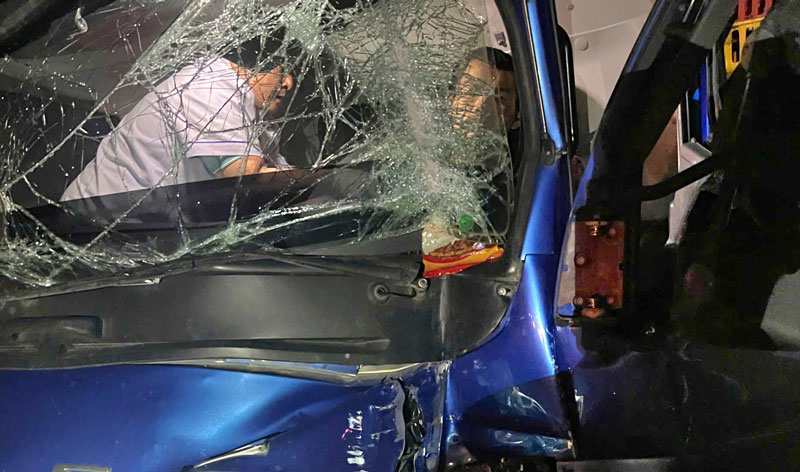 T&agrave;i xế kẹt trong ca bin xe tải sau tai nạn tr&ecirc;n cao tốc Đ&agrave; Nẵng - Quảng Ng&atilde;i.