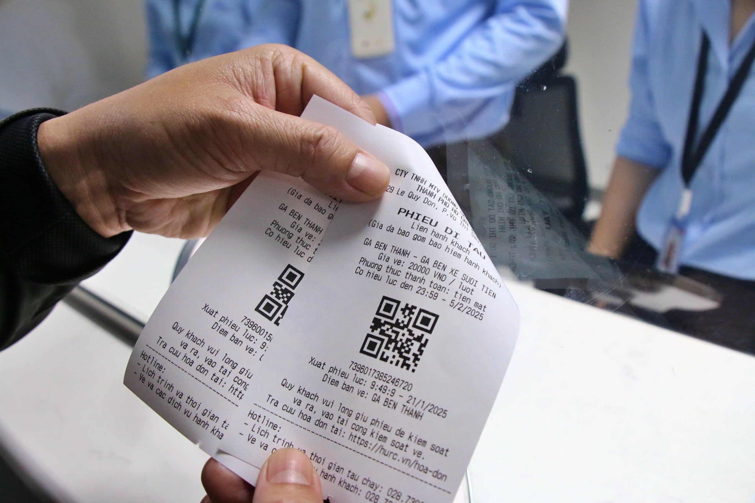 Ngày đầu metro số 1 bán vé, hệ thống gặp lỗi, phải dùng thêm vé viết tay- Ảnh 6. Ngày đầu metro số 1 bán vé, hệ thống gặp lỗi, phải dùng thêm vé viết tay- Ảnh 6.