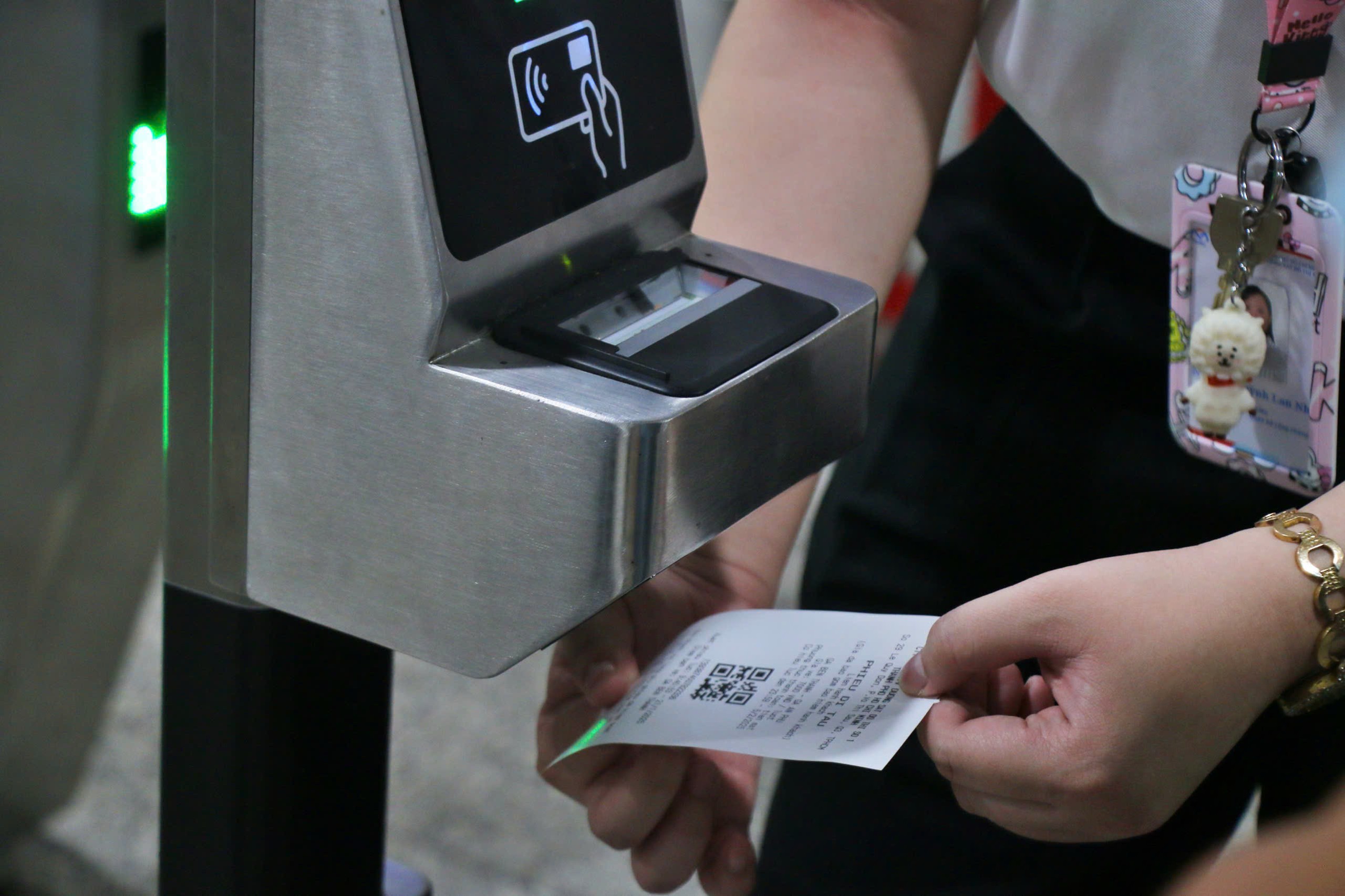 Ngày đầu metro số 1 bán vé, hệ thống gặp lỗi, phải dùng thêm vé viết tay- Ảnh 7. Ngày đầu metro số 1 bán vé, hệ thống gặp lỗi, phải dùng thêm vé viết tay- Ảnh 7.