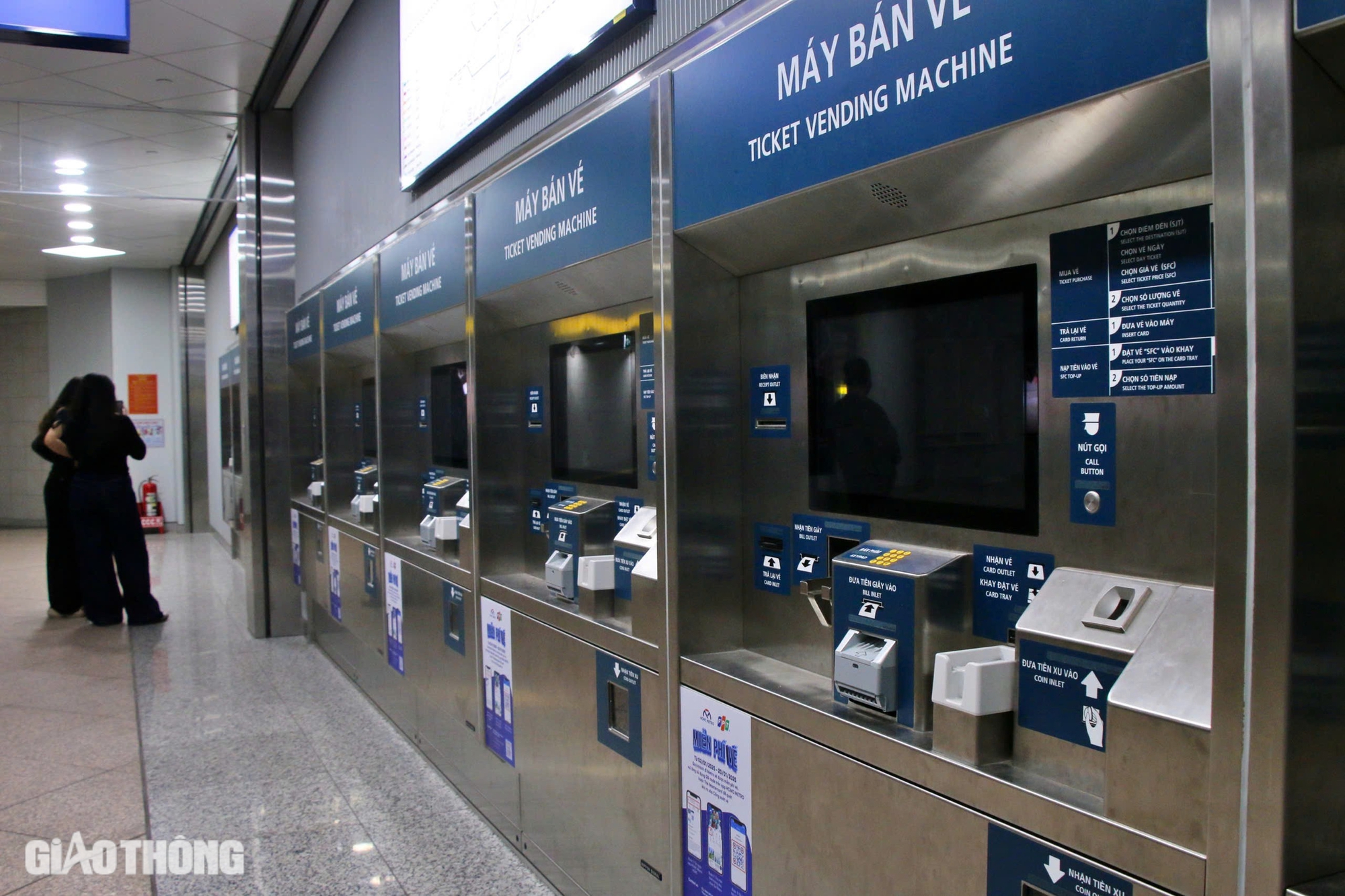 Ngày đầu metro số 1 bán vé, hệ thống gặp lỗi, phải dùng thêm vé viết tay- Ảnh 15. Ngày đầu metro số 1 bán vé, hệ thống gặp lỗi, phải dùng thêm vé viết tay- Ảnh 15.