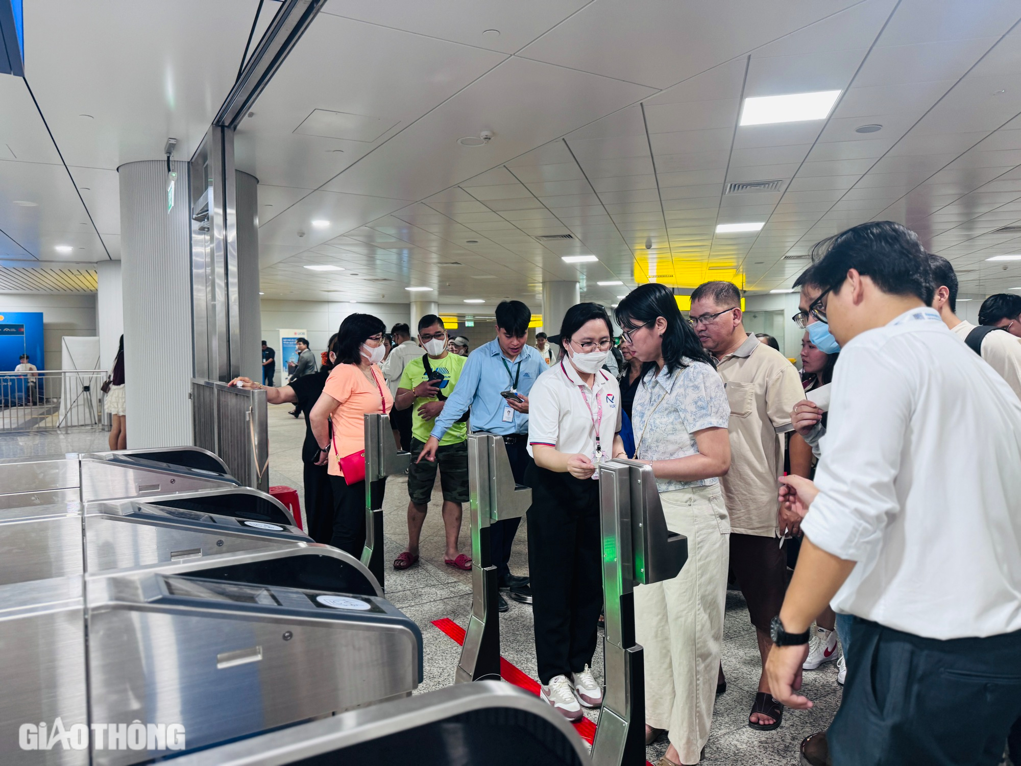 Ngày đầu metro số 1 bán vé, hệ thống gặp lỗi, phải dùng thêm vé viết tay- Ảnh 4. Ngày đầu metro số 1 bán vé, hệ thống gặp lỗi, phải dùng thêm vé viết tay- Ảnh 4.