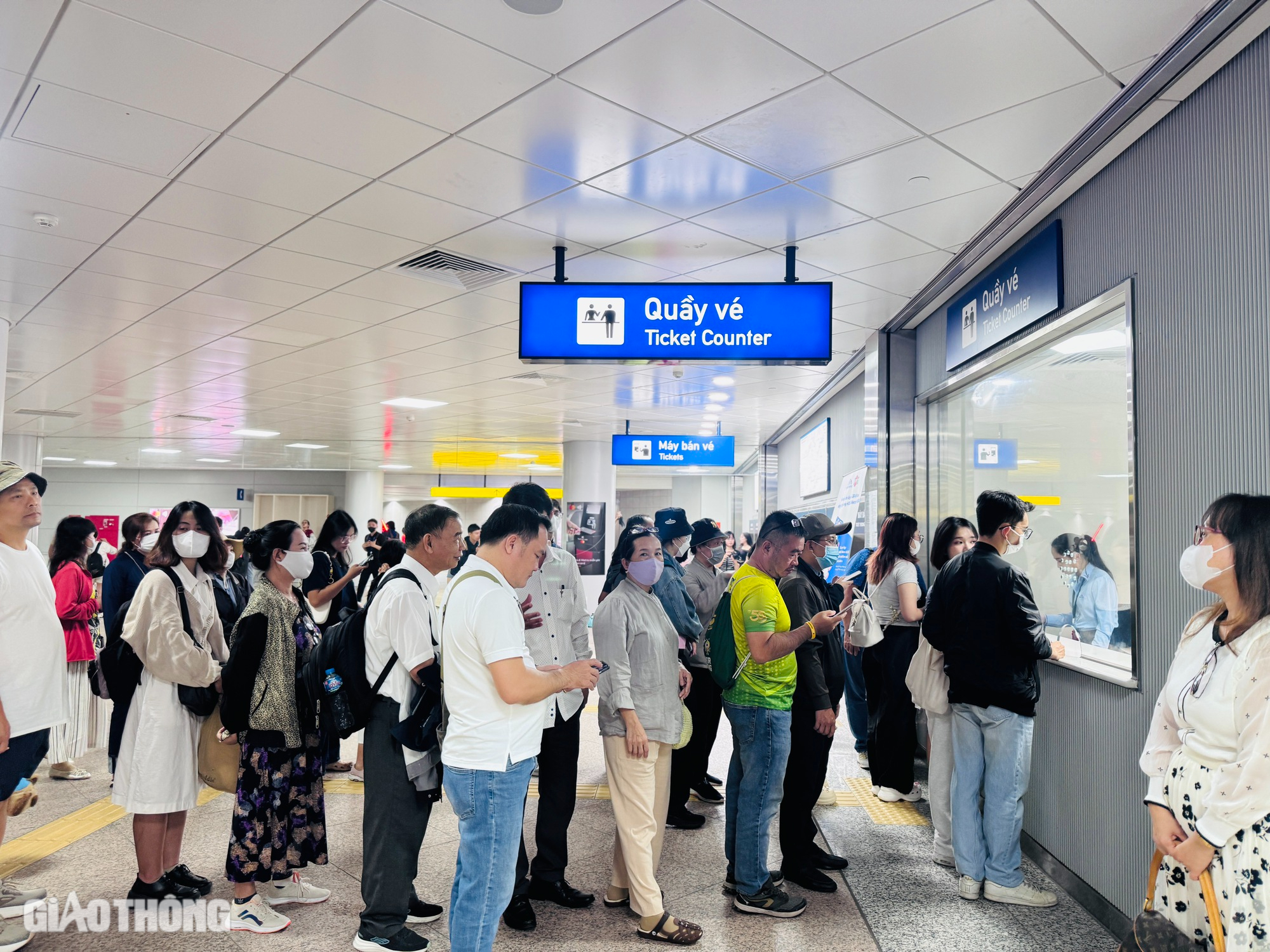 Ngày đầu metro số 1 bán vé, hệ thống gặp lỗi, phải dùng thêm vé viết tay- Ảnh 1. Ngày đầu metro số 1 bán vé, hệ thống gặp lỗi, phải dùng thêm vé viết tay- Ảnh 1.